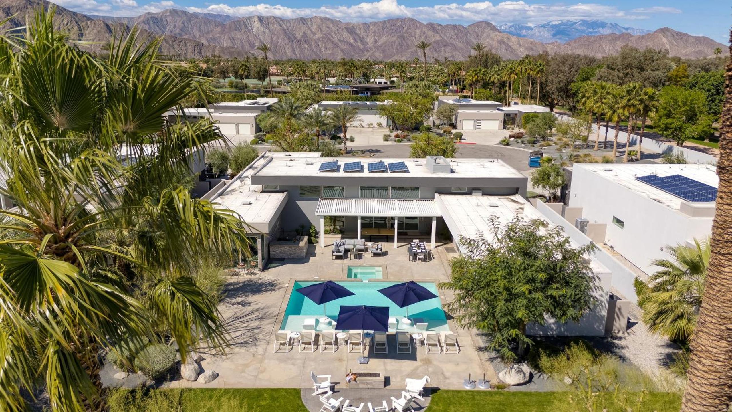 Sleeps 40 3 Luxe Villas next to Empire Polo Club Putting Green Pickleball