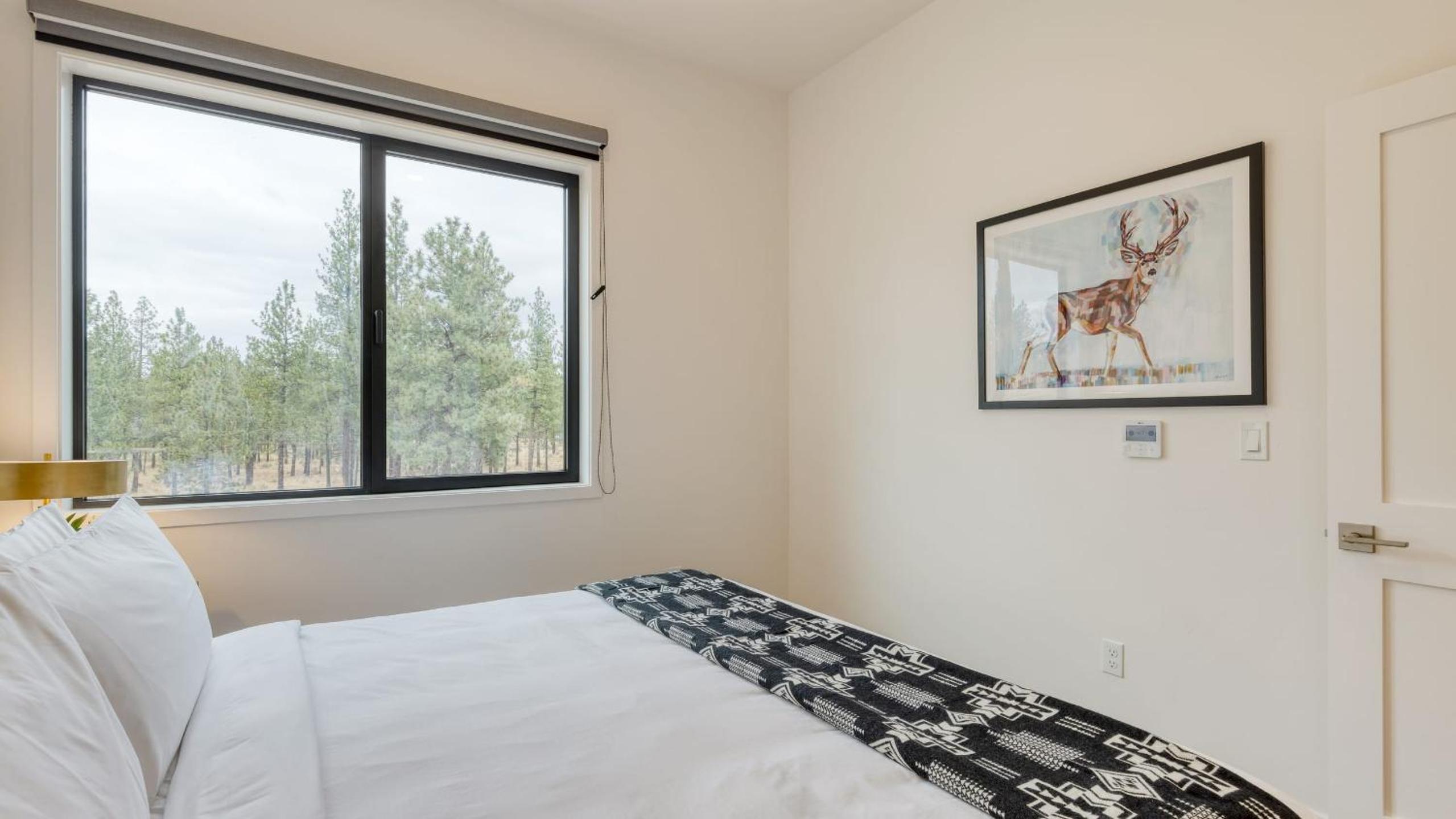 Sleeps 40 8 Modern Units20 BDRs w DeckHot Tub 10mins to Downtown Old Bend