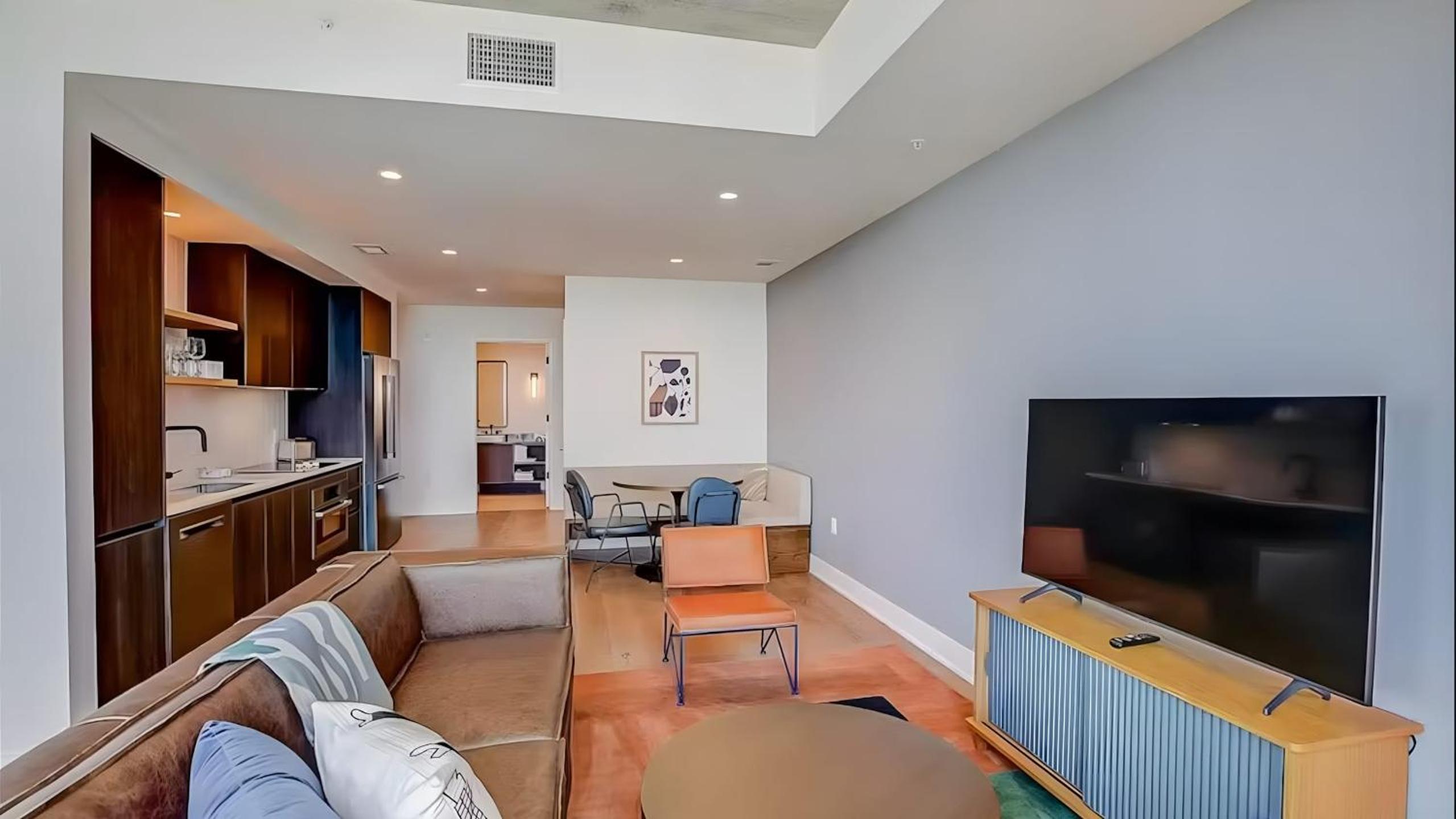 The Emma Penthouse 29th Floor Incredible Views Rooftop Pool Gym 1 Block to Rainey Street AvantStay
