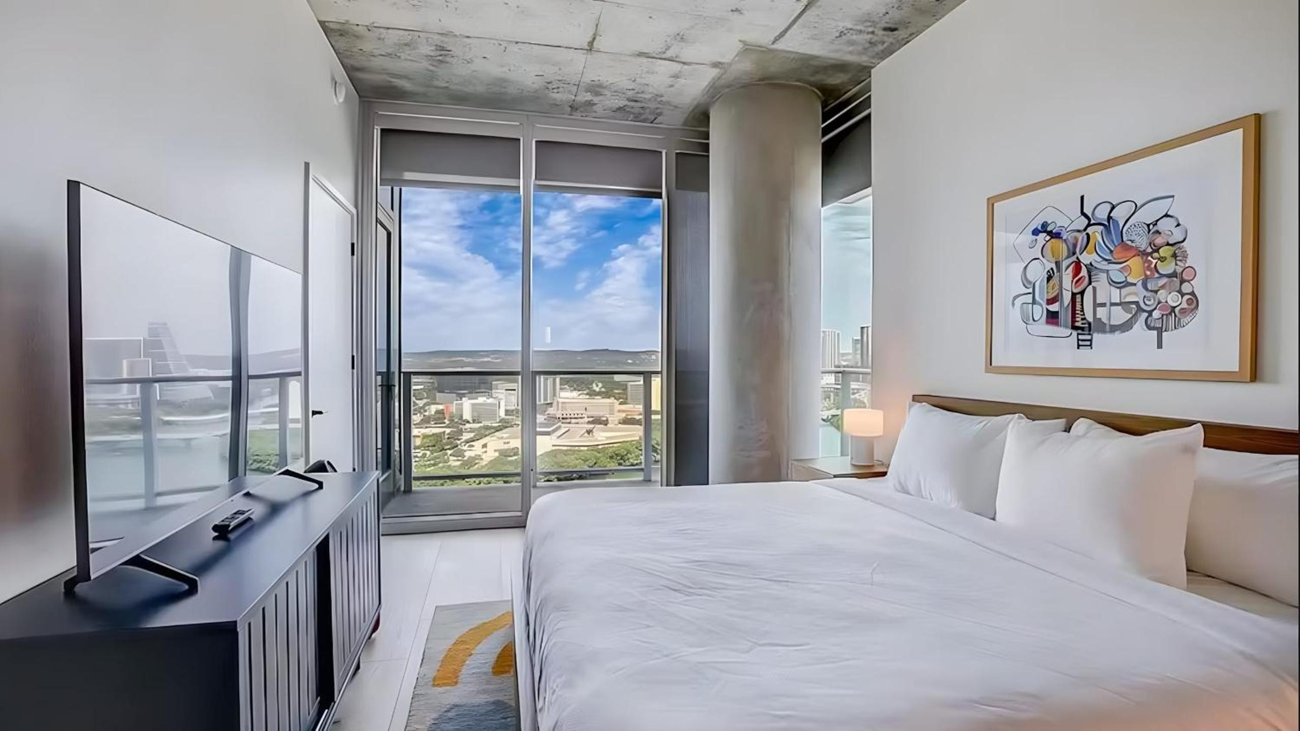 The Emma Penthouse 29th Floor Incredible Views Rooftop Pool Gym 1 Block to Rainey Street AvantStay