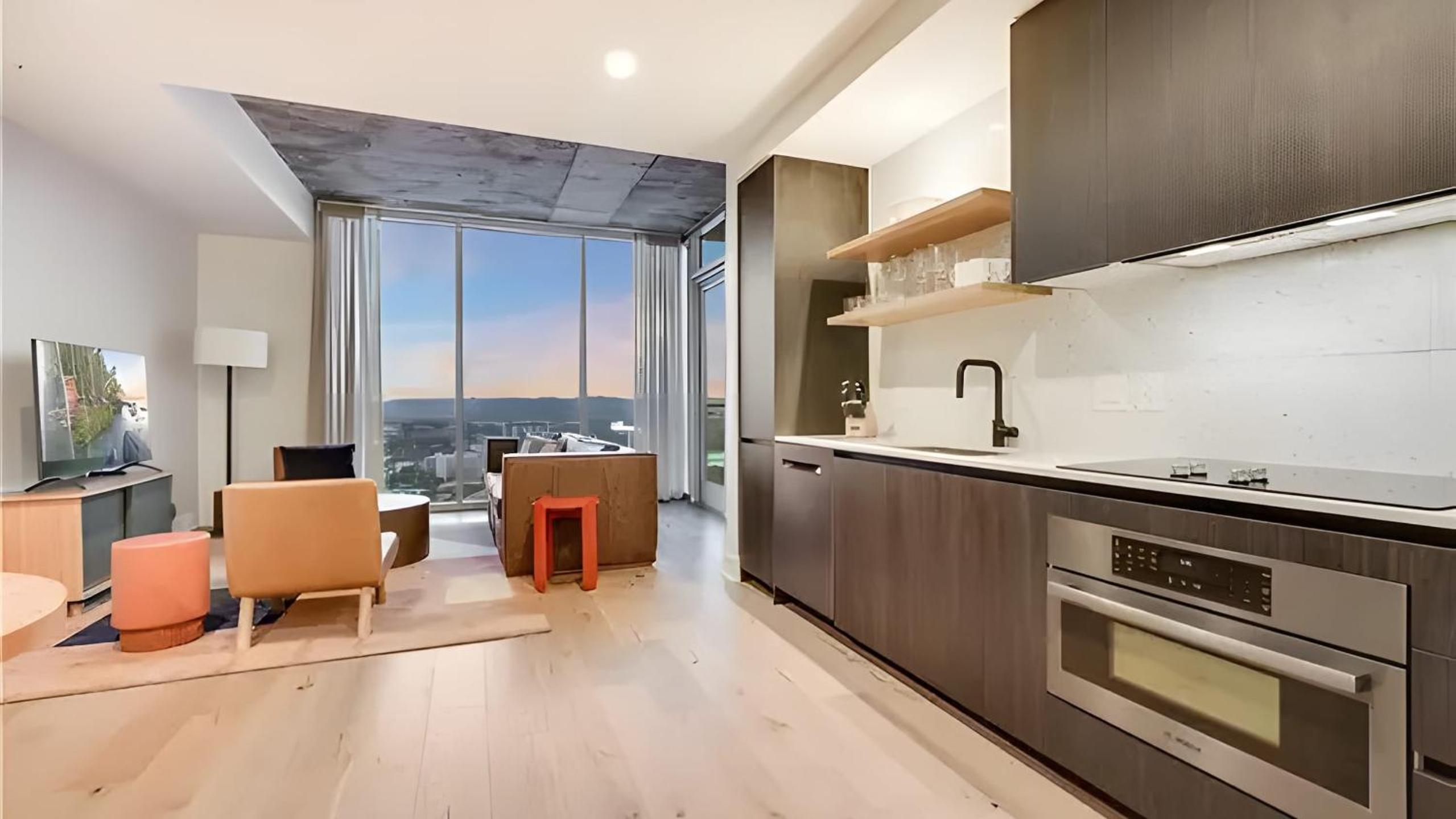 The Emma Penthouse 29th Floor Incredible Views Rooftop Pool Gym 1 Block to Rainey Street AvantStay