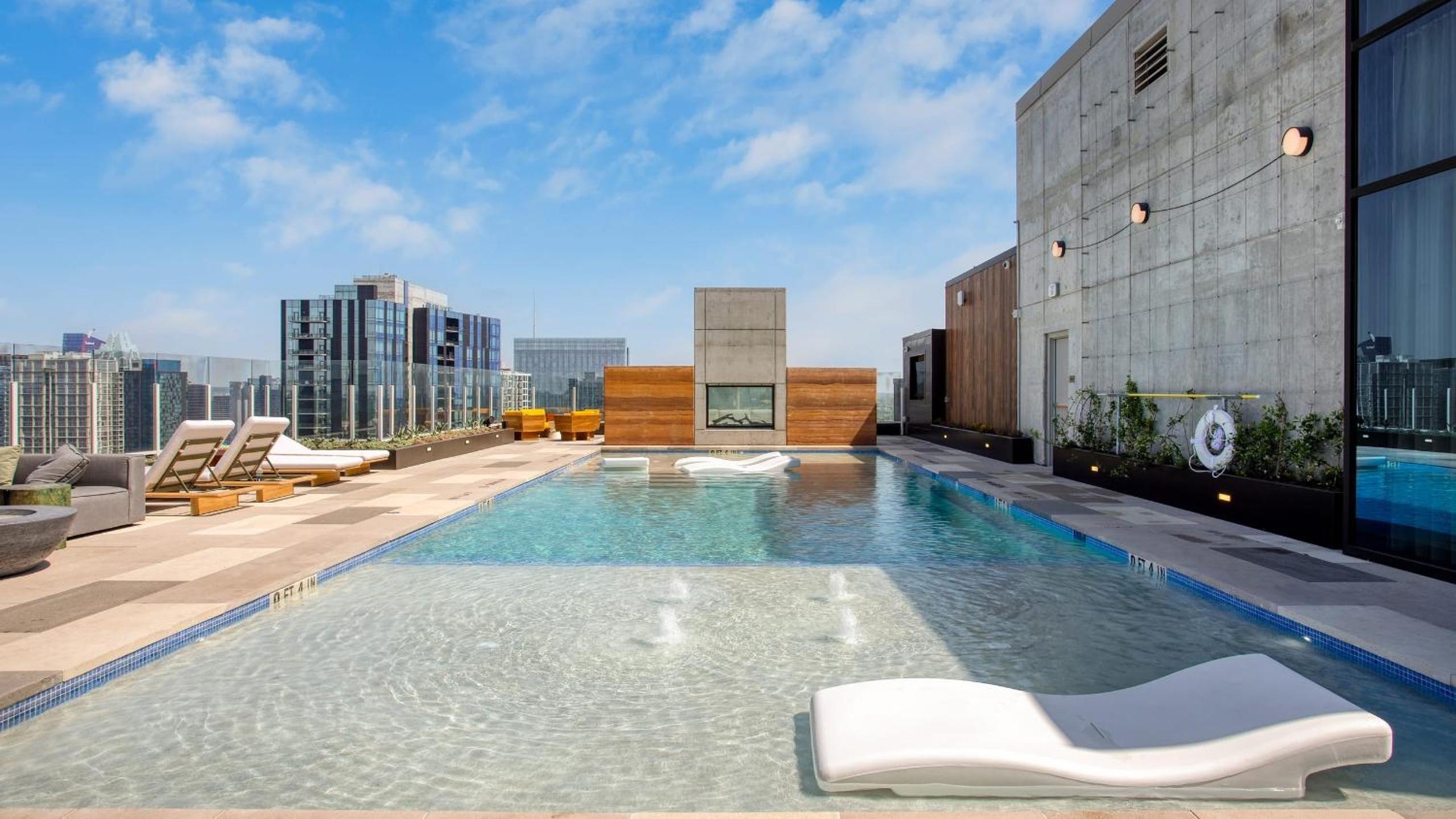 The Emma Penthouse 29th Floor Incredible Views Rooftop Pool Gym 1 Block to Rainey Street AvantStay