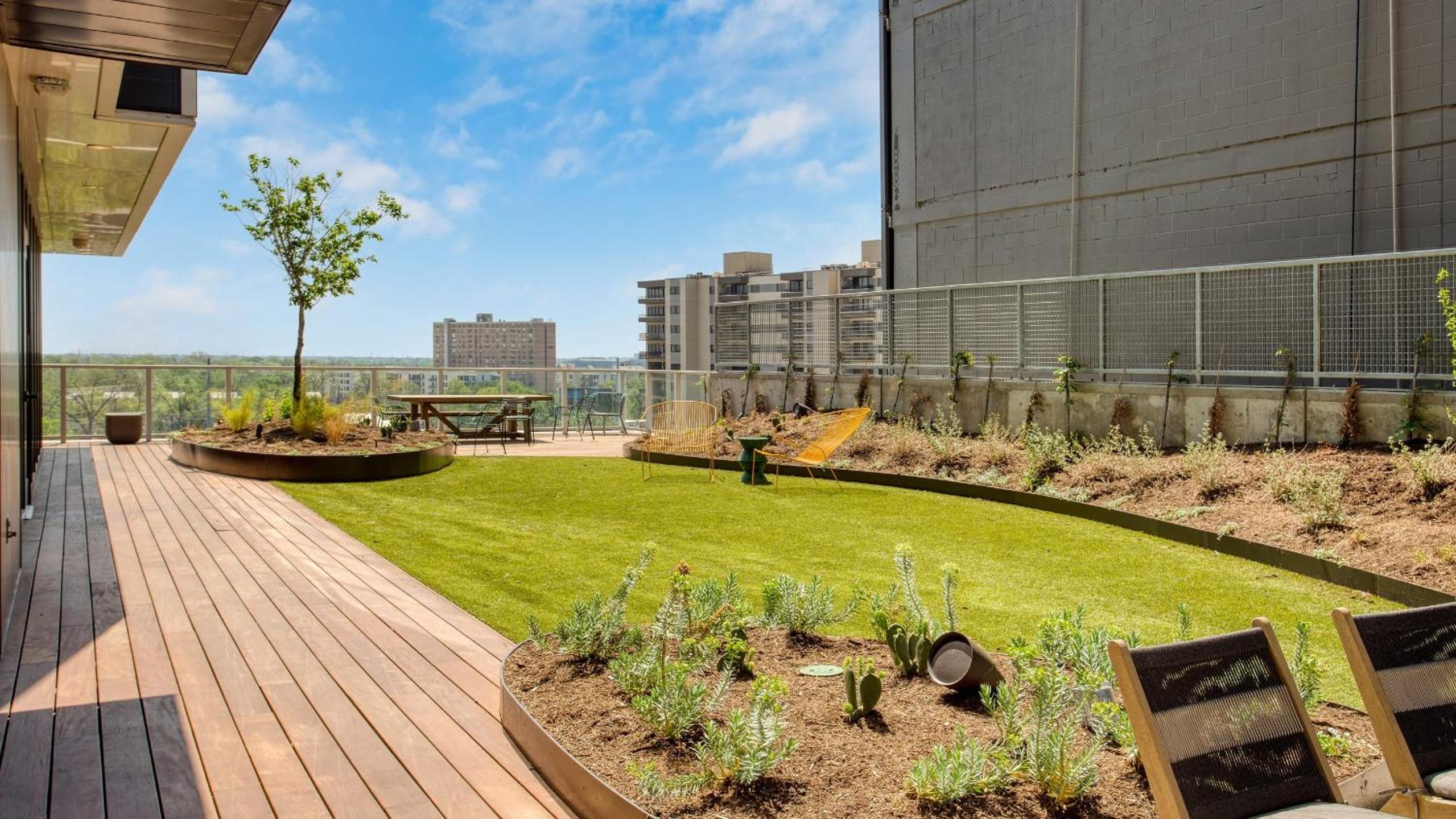 The Emma Penthouse 29th Floor Incredible Views Rooftop Pool Gym 1 Block to Rainey Street AvantStay