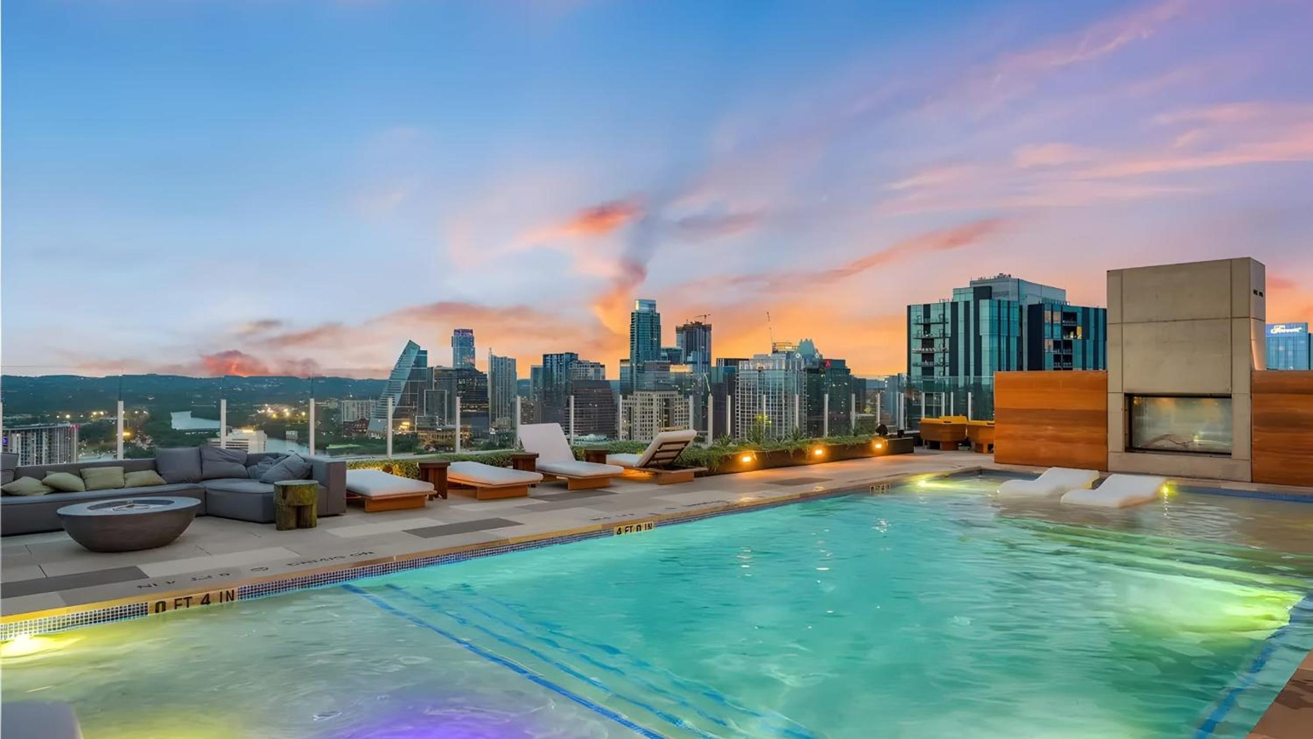 The Emma Penthouse 29th Floor Incredible Views Rooftop Pool Gym 1 Block to Rainey Street AvantStay