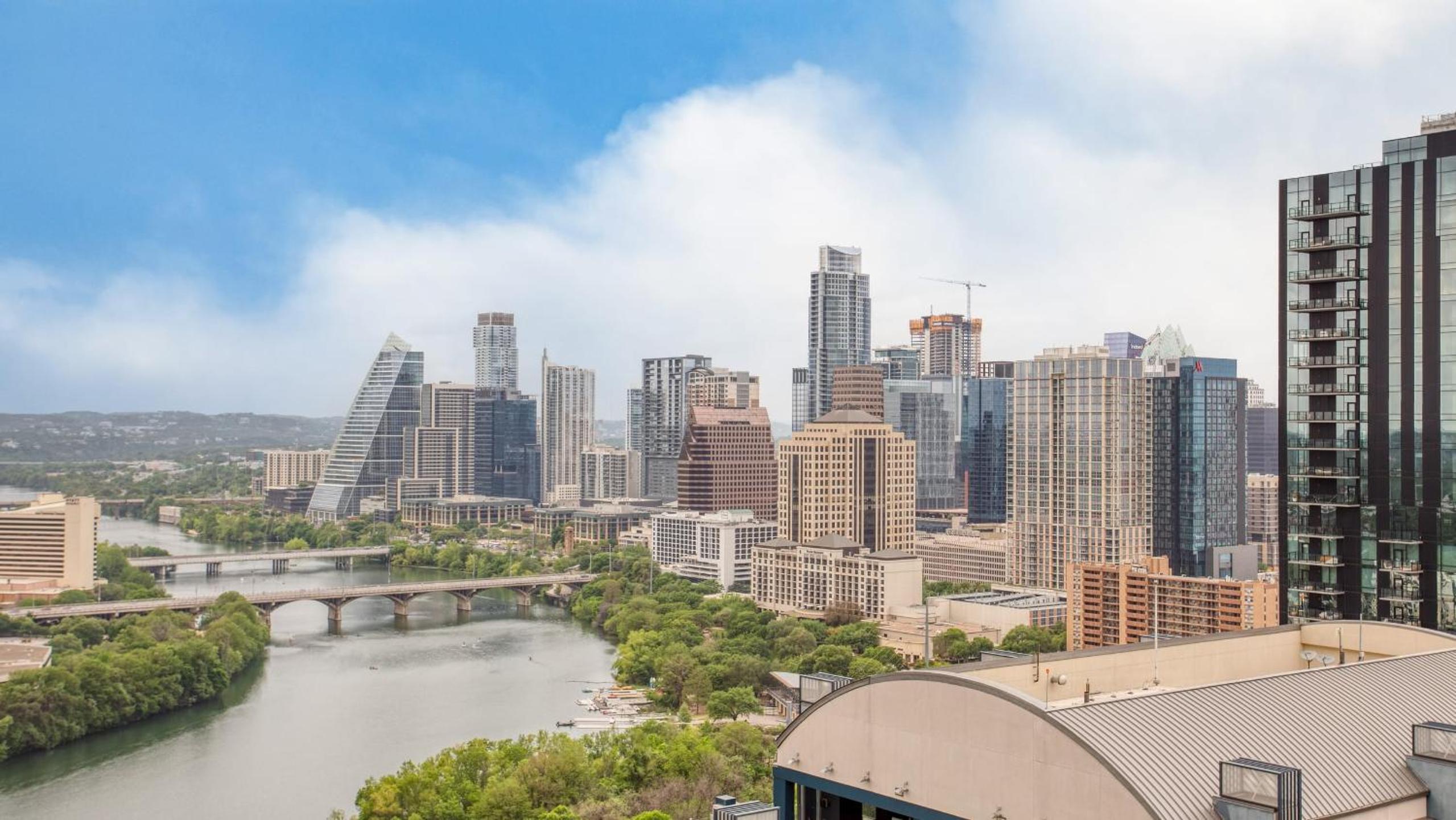 The Emma Penthouse 29th Floor Incredible Views Rooftop Pool Gym 1 Block to Rainey Street AvantStay