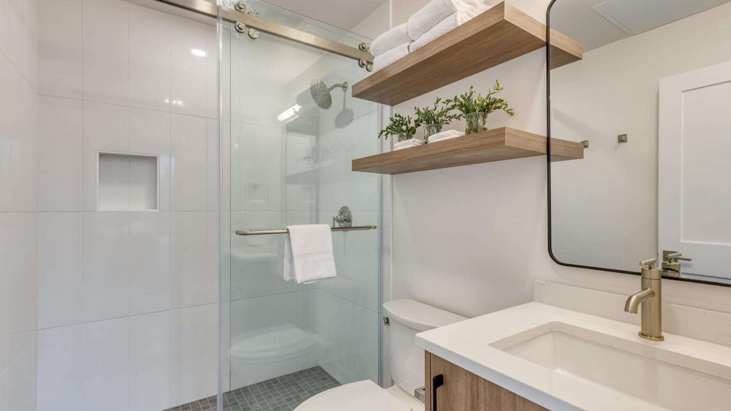 Sleeps 20 4 Units Hot Tub Deck Near DowntownOld Bend Aerie by AvantStay