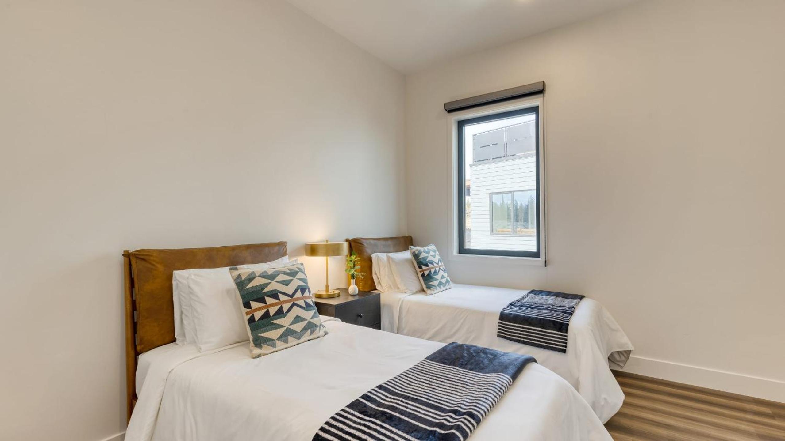 Sleeps 20 4 Units Hot Tub Deck Near DowntownOld Bend Aerie by AvantStay