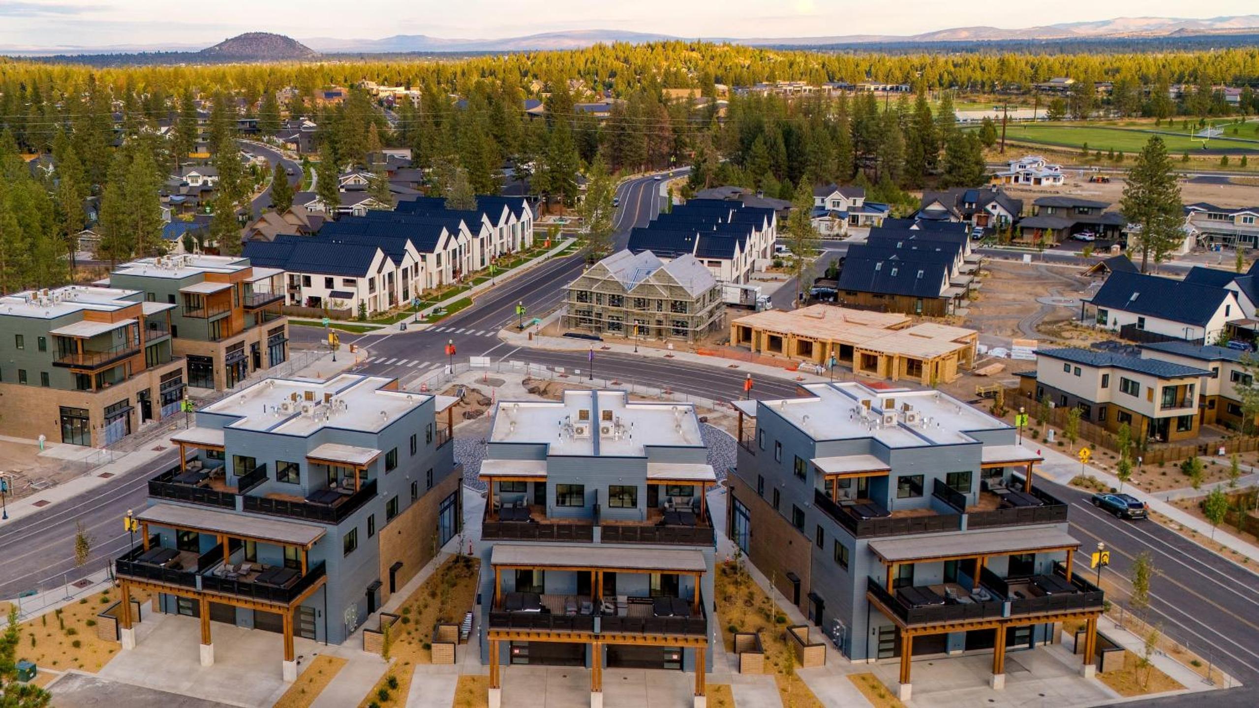 Sleeps 20 4 Units Hot Tub Deck Near DowntownOld Bend Aerie by AvantStay