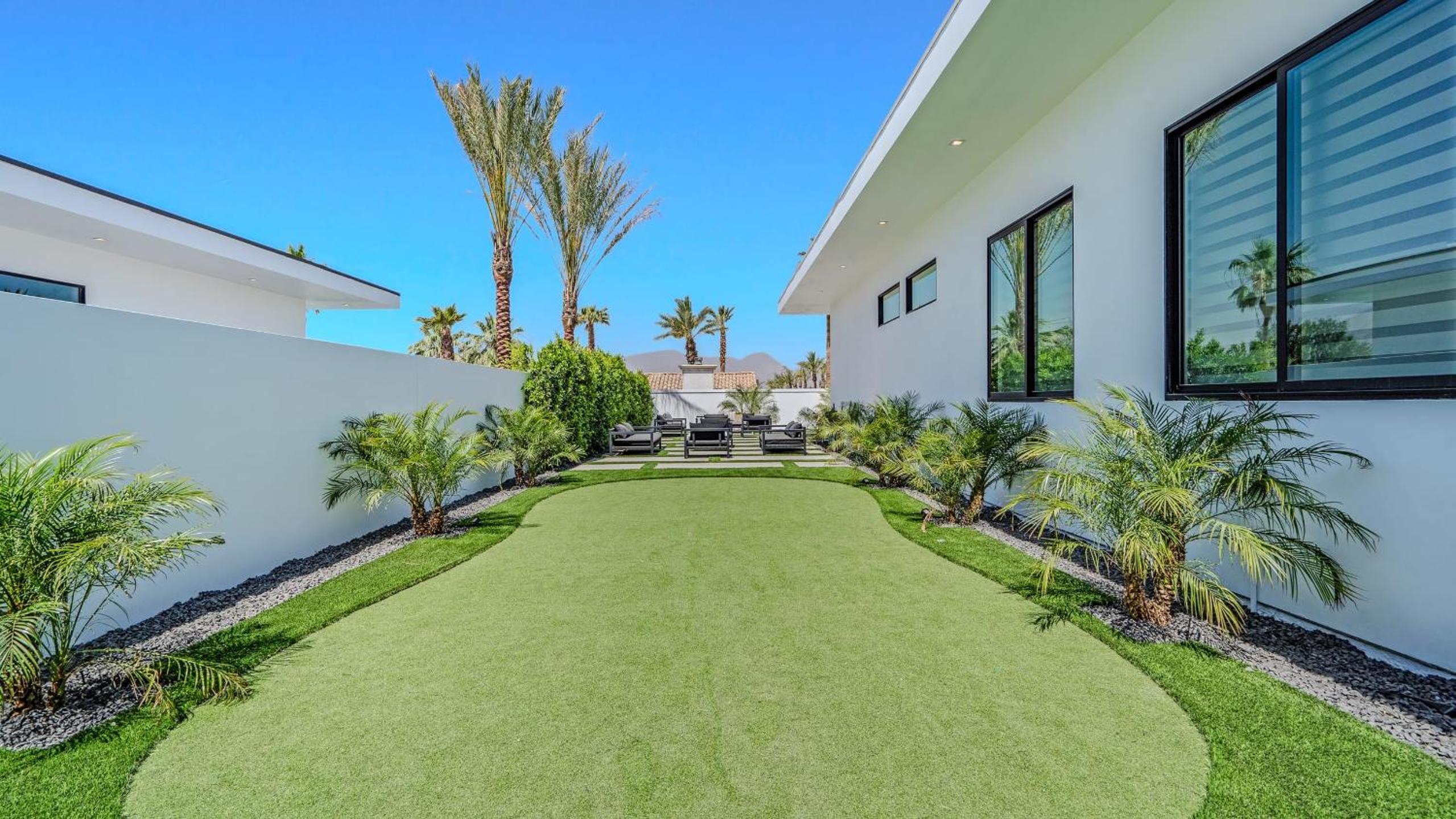 Sleeps 25 2 Luxury Villas w Pool Spa Putting Green Bravo by AvantStay
