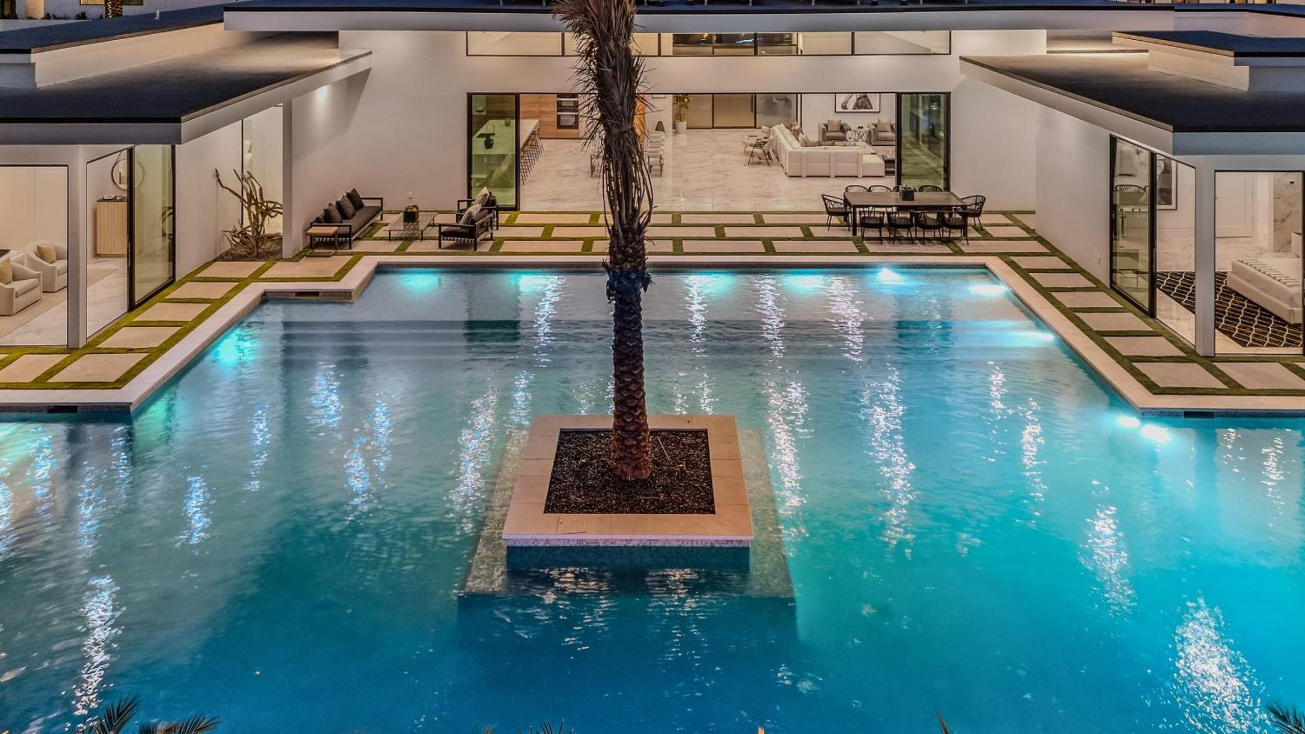 Sleeps 25 2 Luxury Villas w Pool Spa Putting Green Bravo by AvantStay