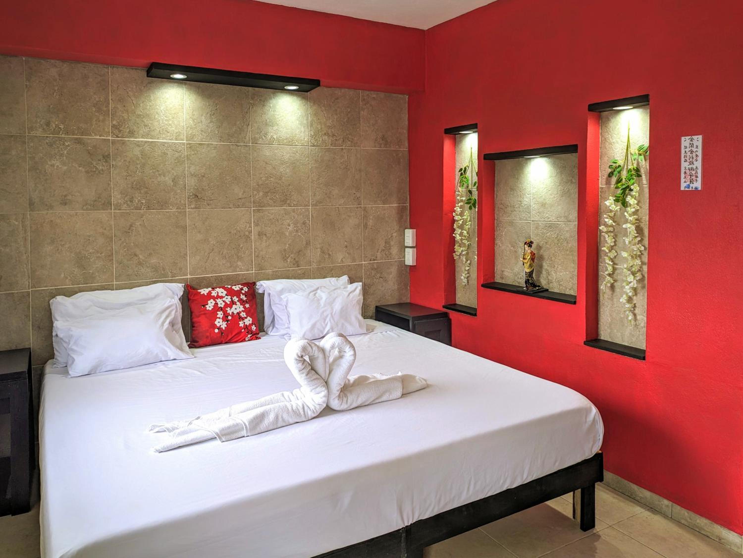 Romantic Apartment for You with King Memory Foam Bed, Full Kitchen, 8 Min Walk to Beach 6B