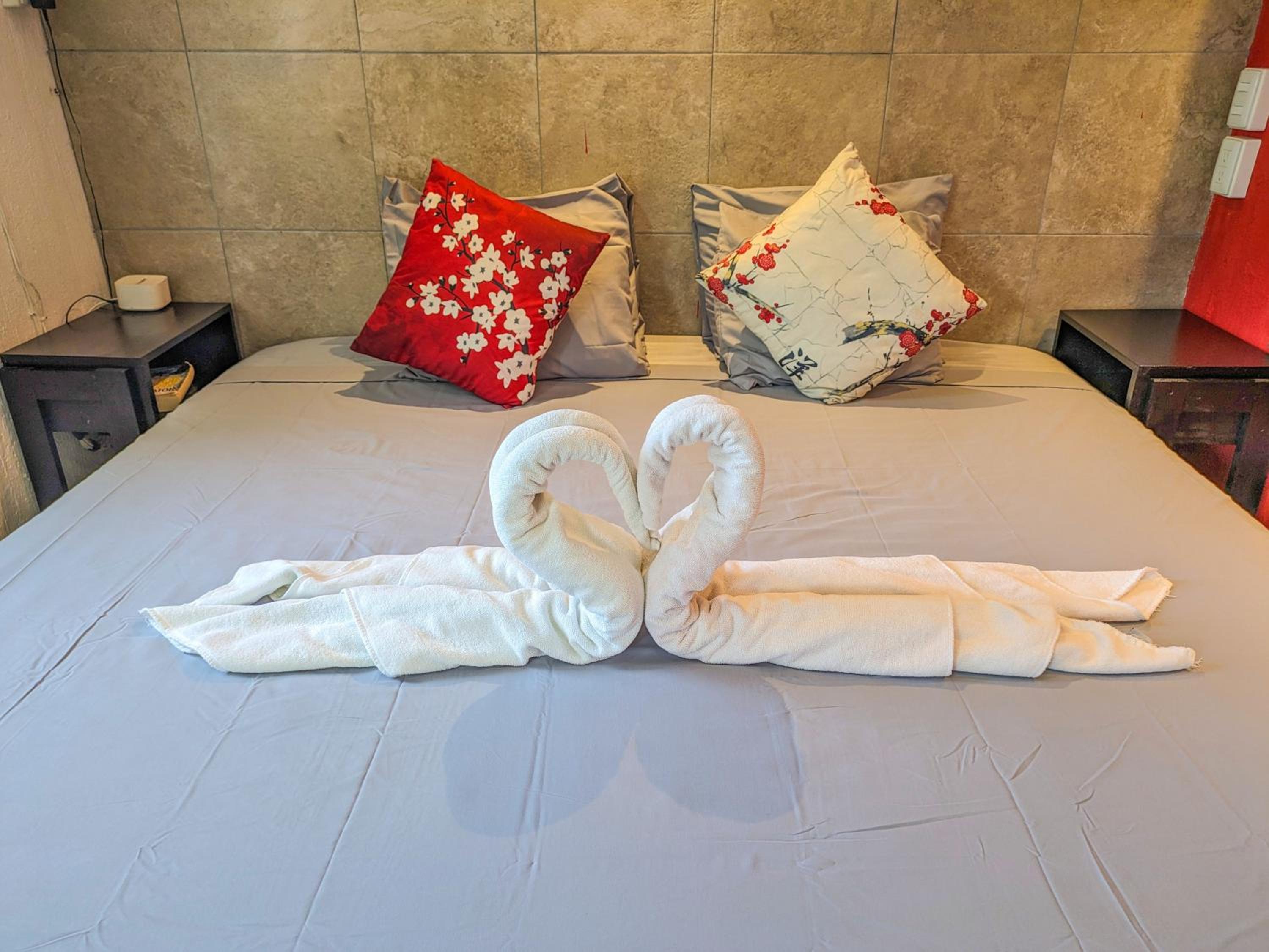 Romantic Apartment for You with King Memory Foam Bed, Full Kitchen, 8 Min Walk to Beach 6B