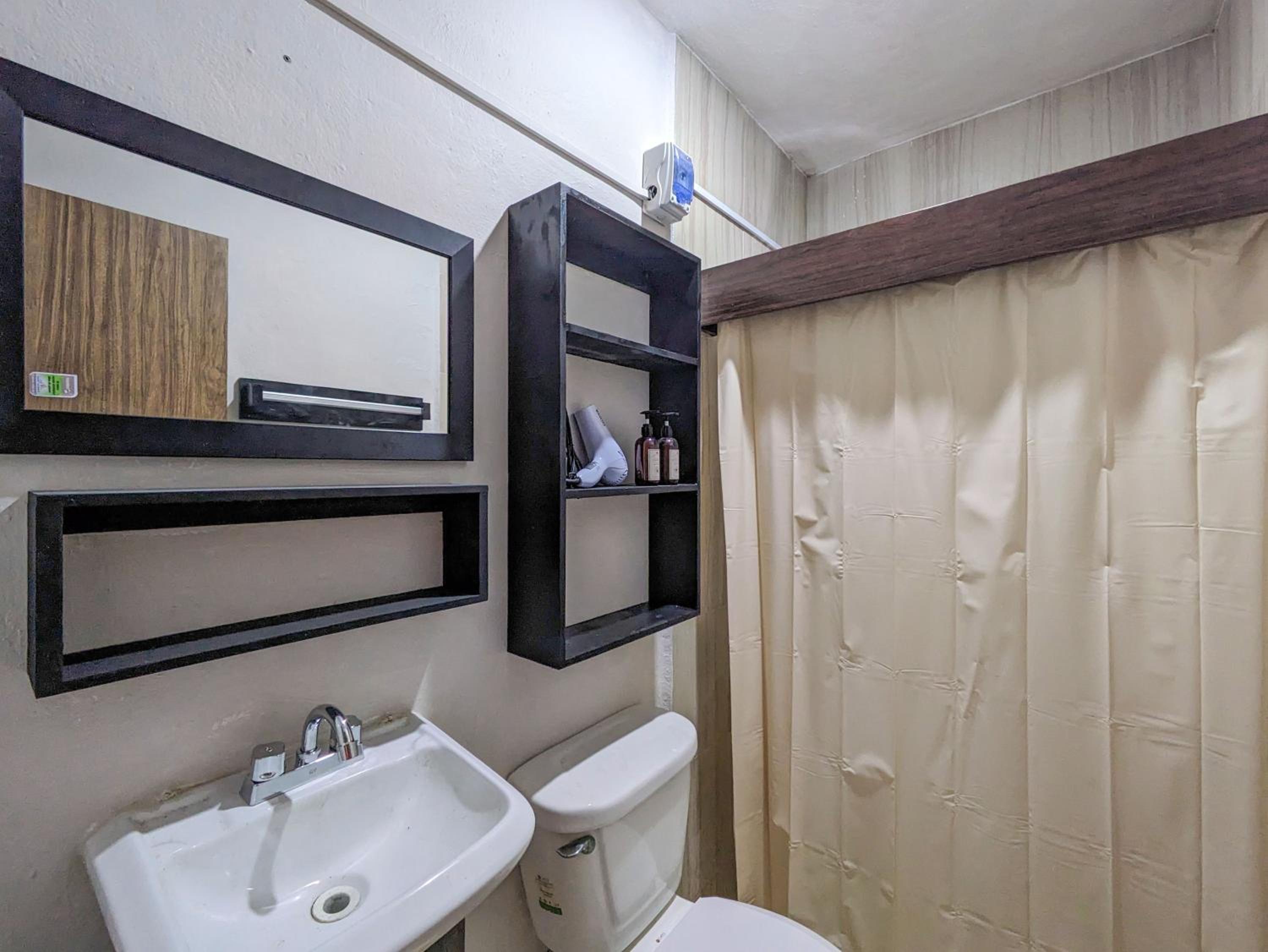 Romantic Apartment for You with King Memory Foam Bed, Full Kitchen, 8 Min Walk to Beach 6B