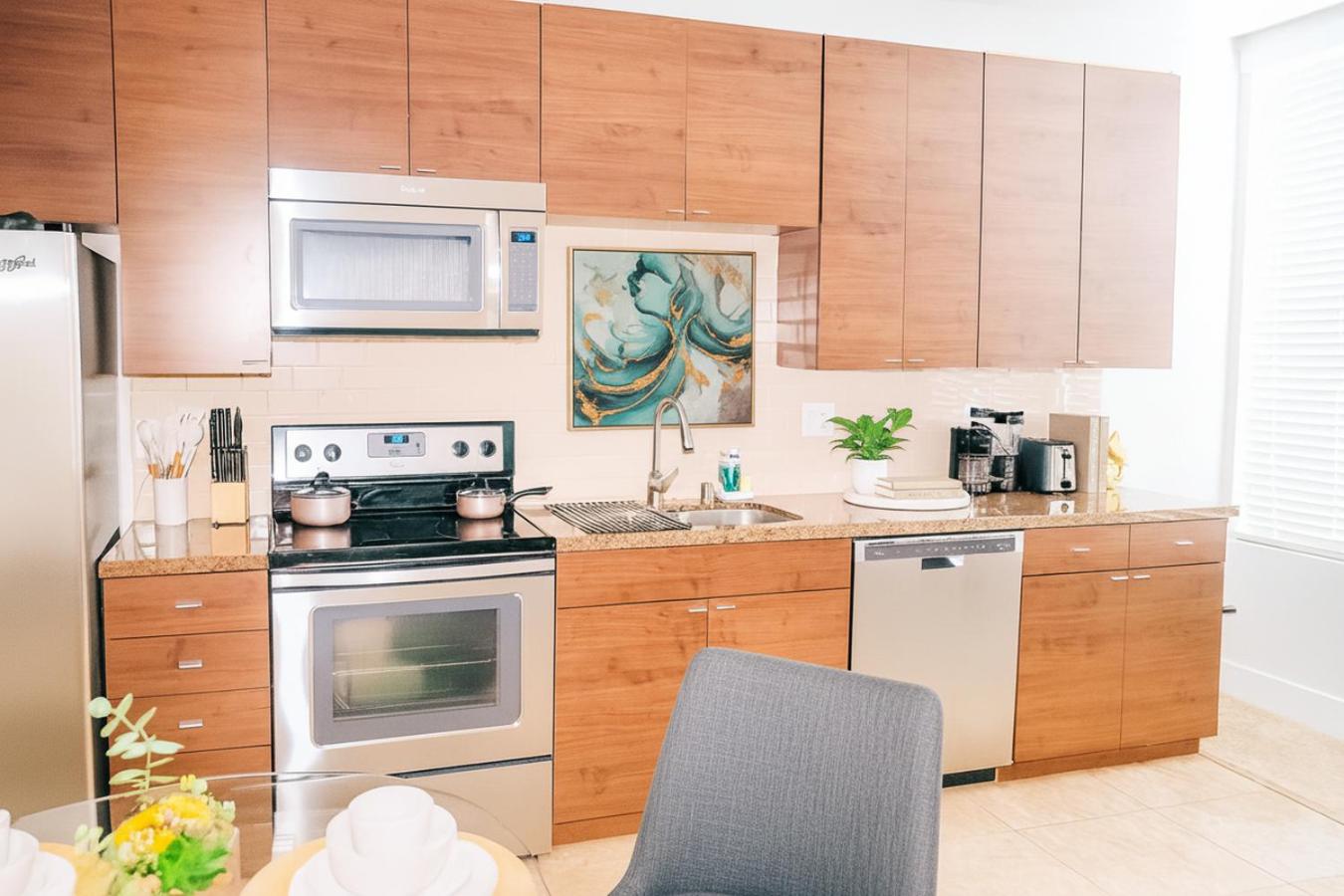 Ocean Breeze Marina Suites with Pool, Gym & Hot Tub