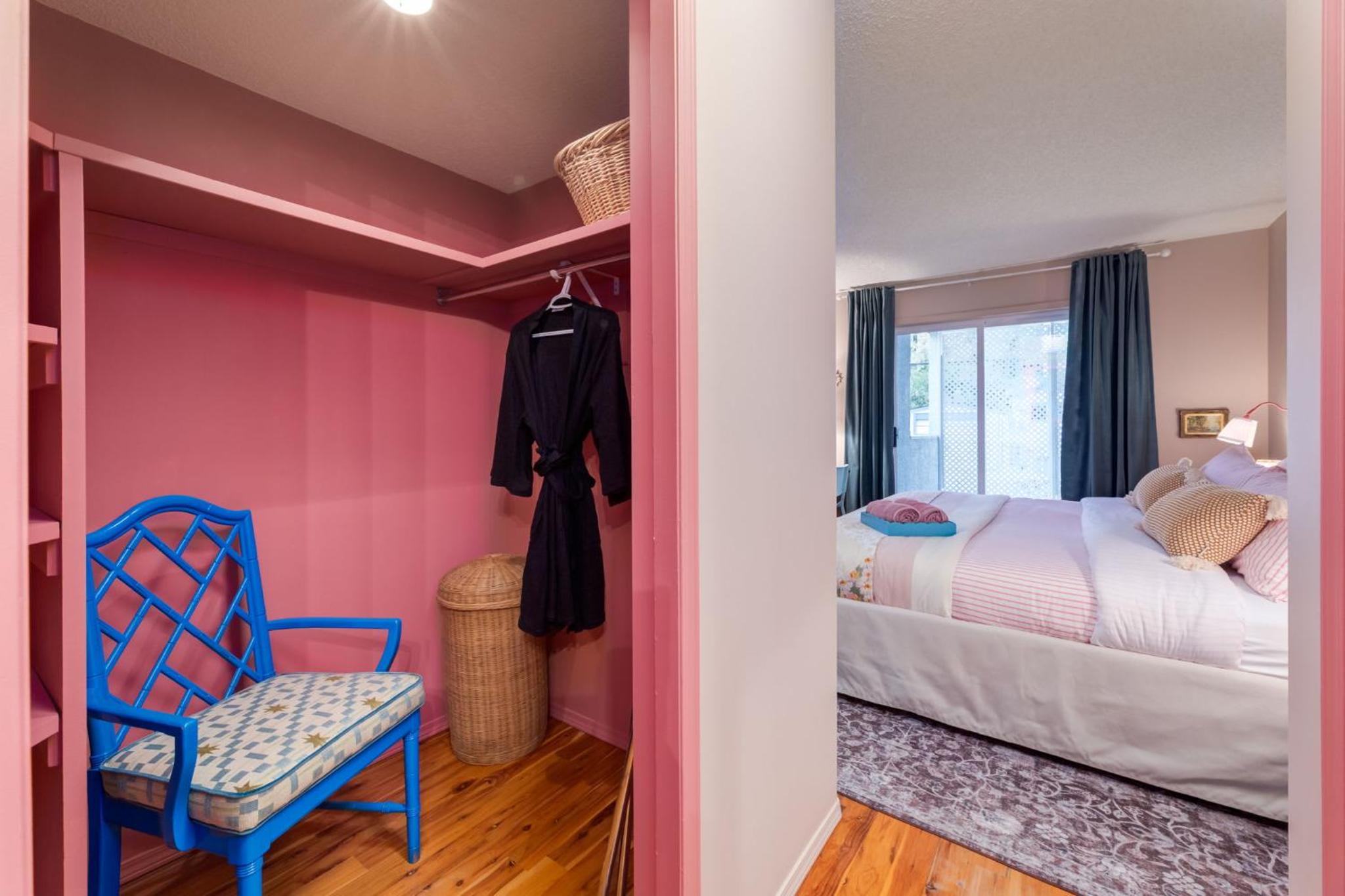 City Nest Steps to Kensington Bow River DT