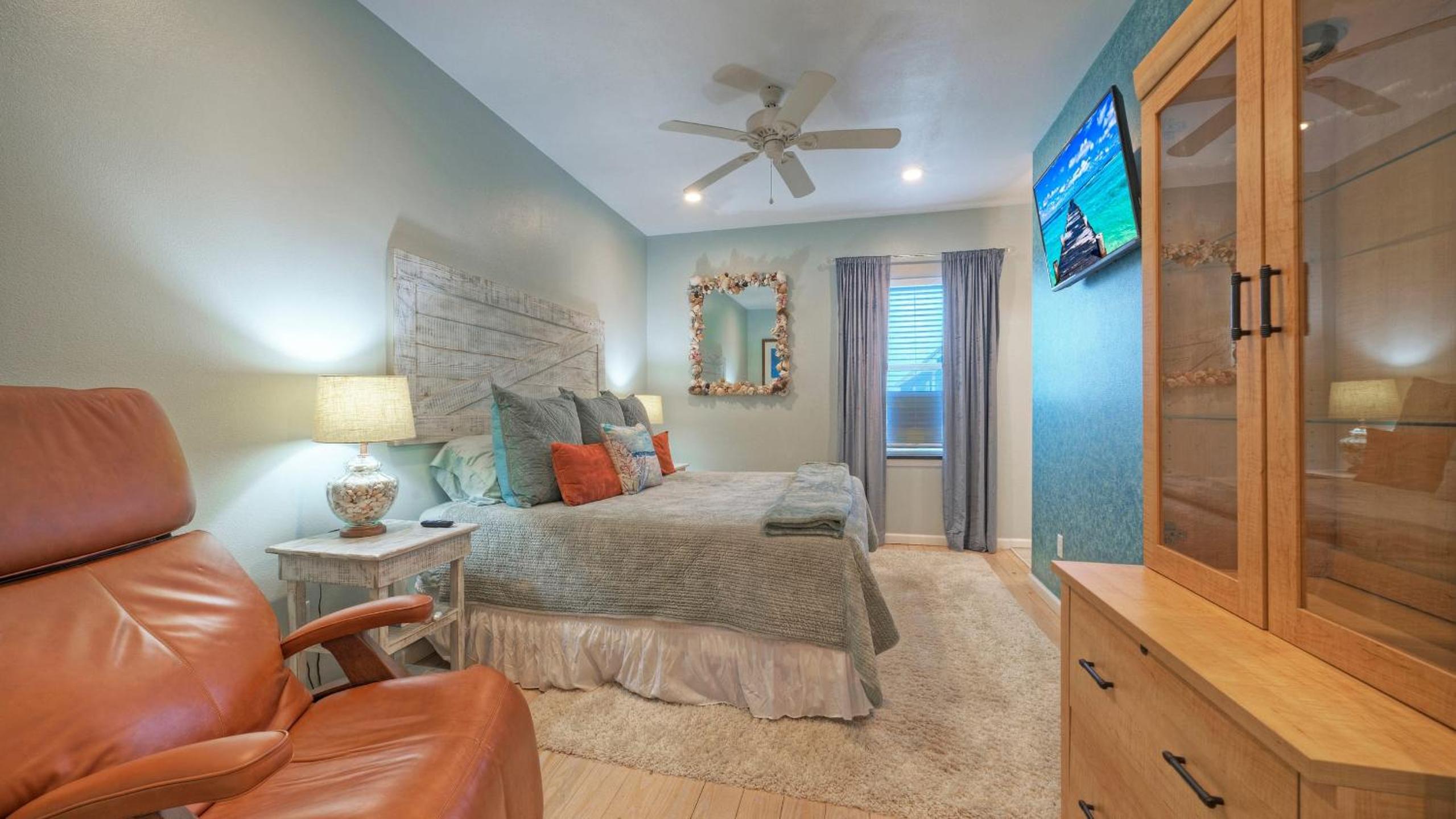 Waterfront Shared Boat Dock Pool w Views Ariel’s Grotto by AvantStay