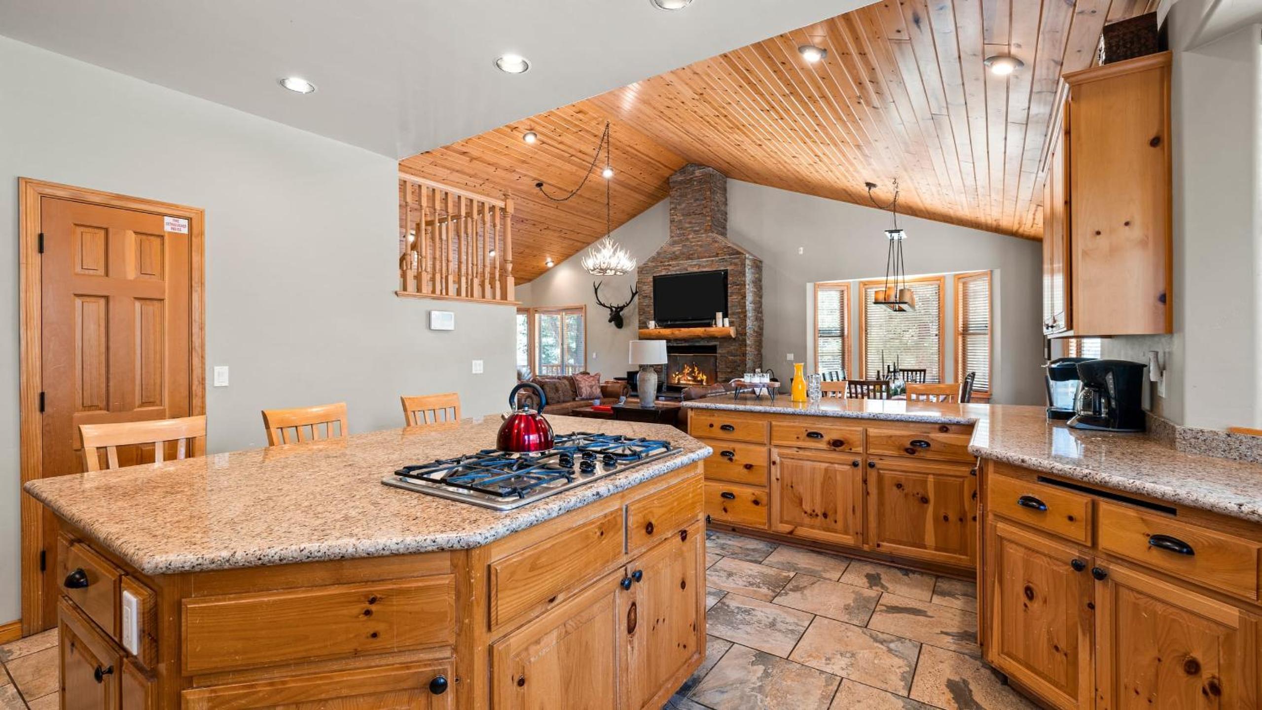 Sleeps 27 2 Homes Near the Lake Hot Tub Views Castle Glen Estates
