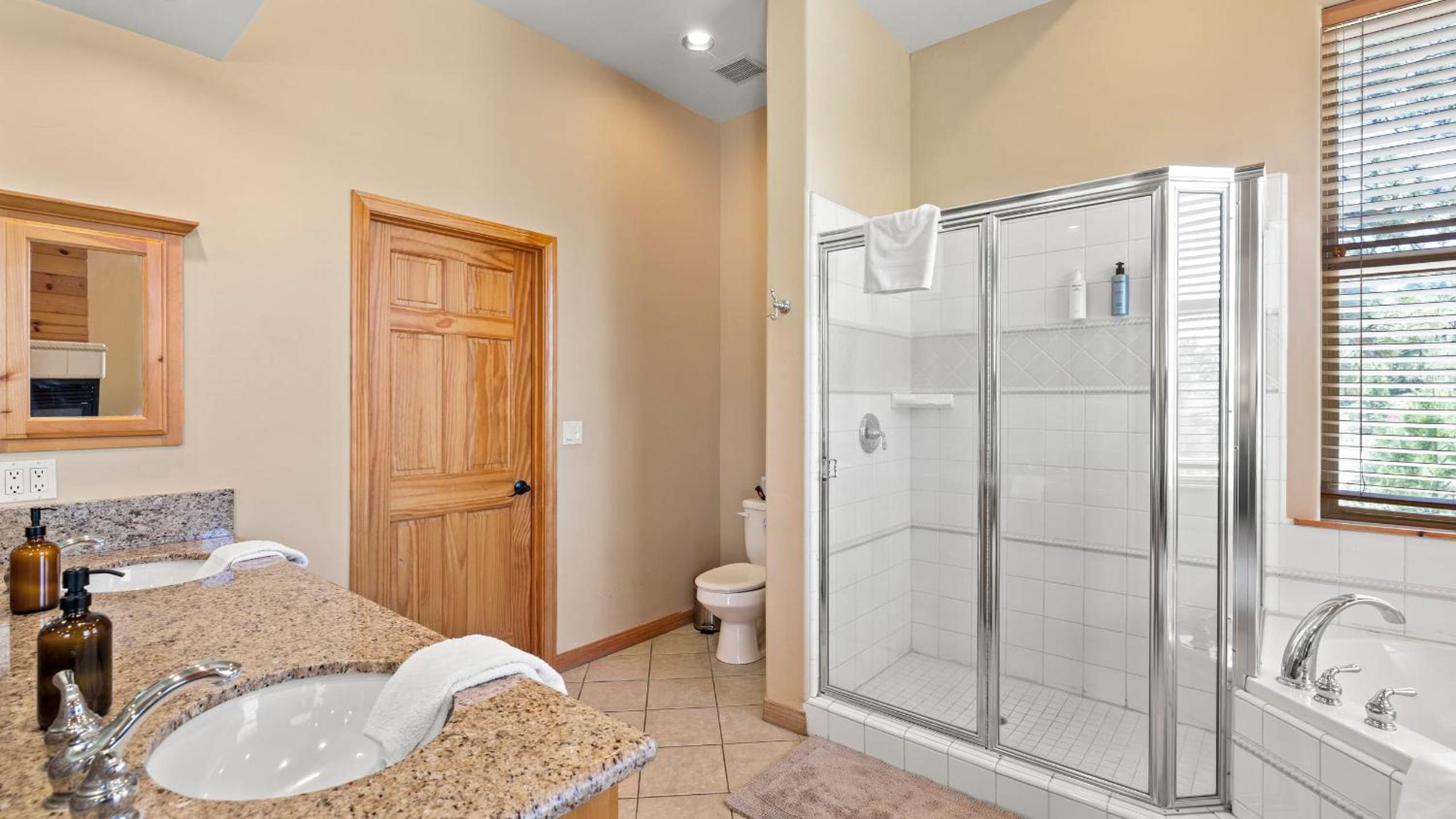 Sleeps 27 2 Homes Near the Lake Hot Tub Views Castle Glen Estates