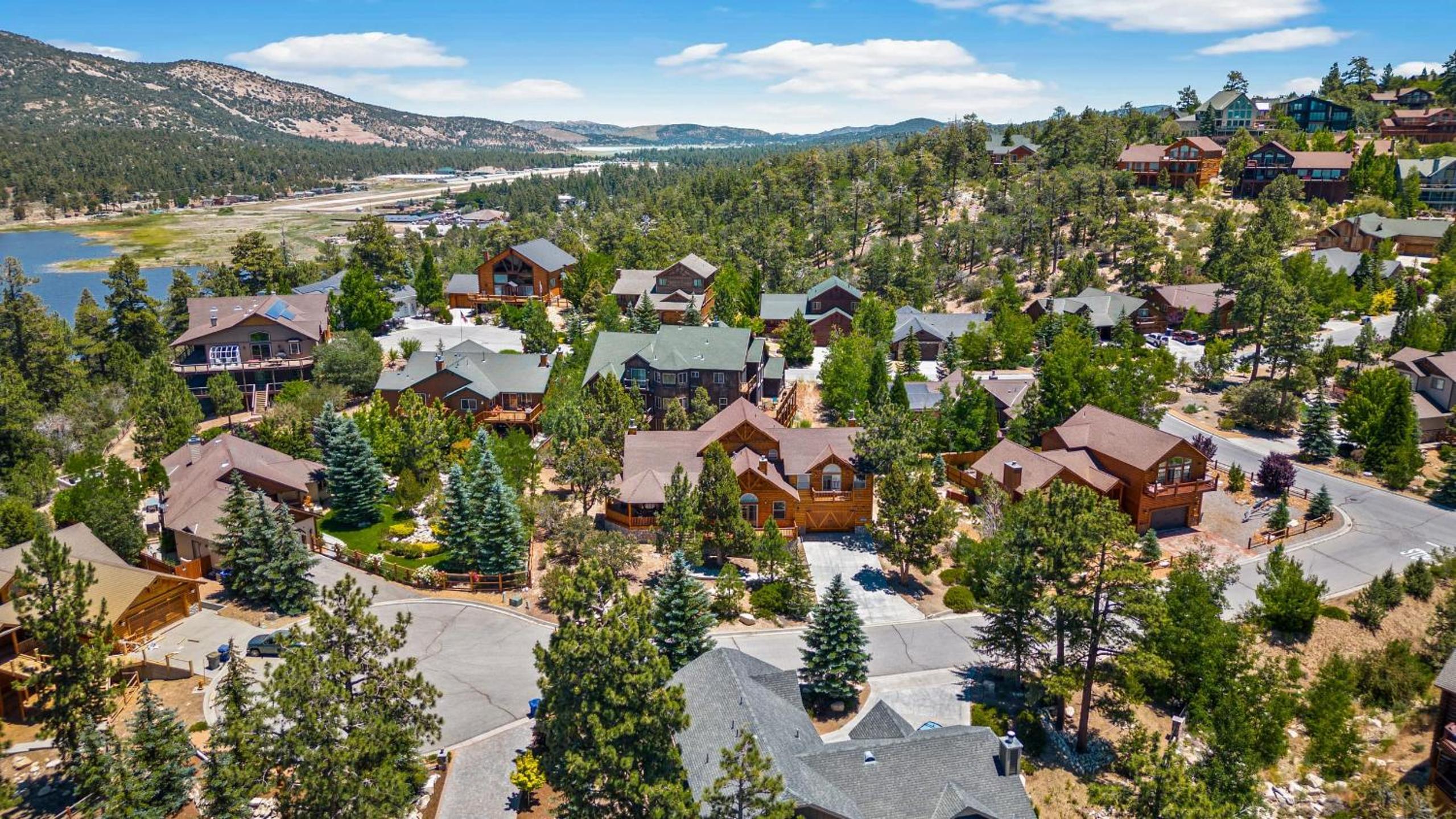 Sleeps 27 2 Homes Near the Lake Hot Tub Views Castle Glen Estates