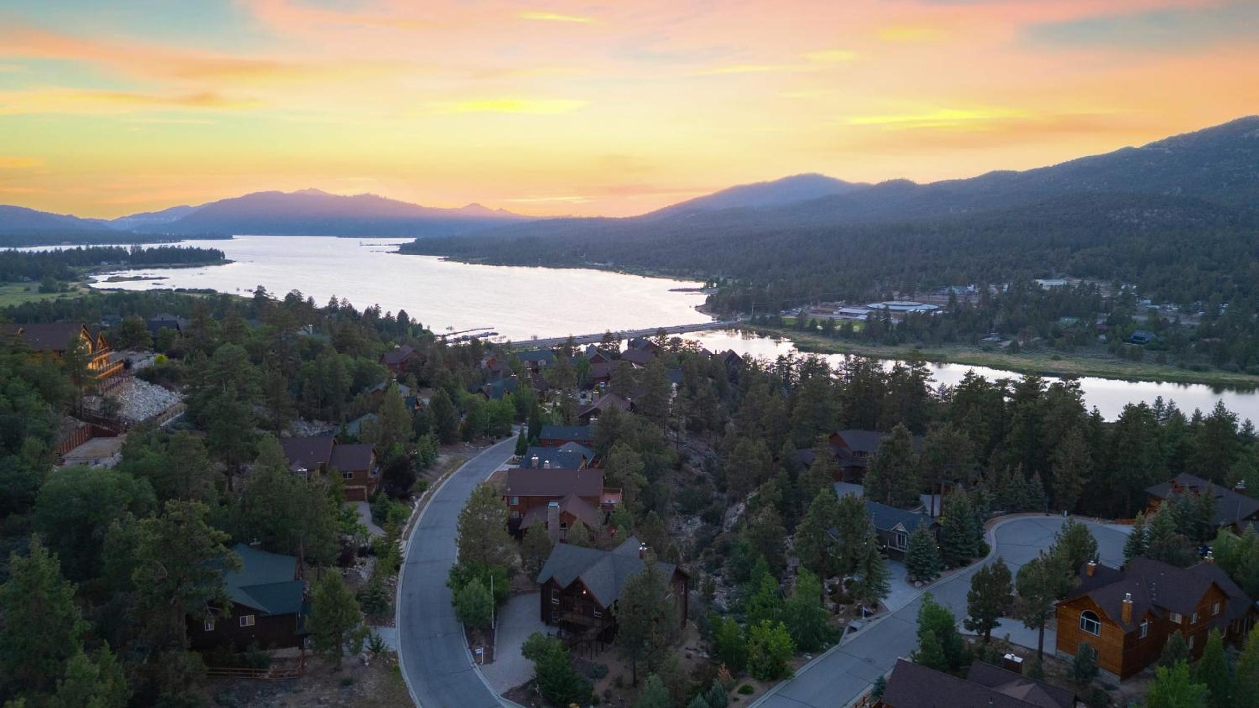 Sleeps 27 2 Homes Near the Lake Hot Tub Views Castle Glen Estates
