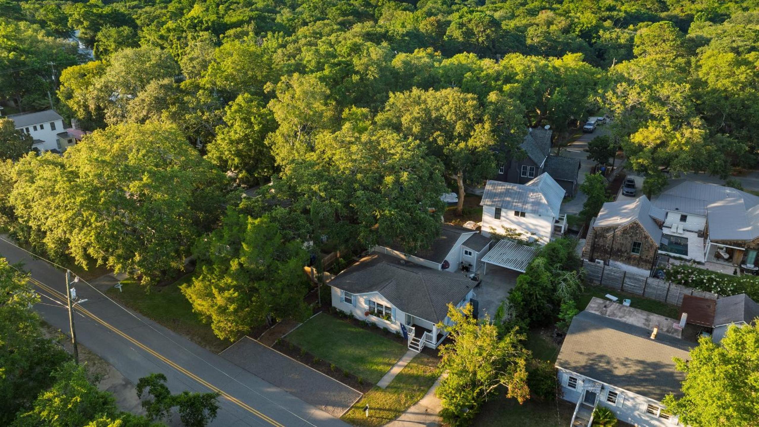 The Cannon Cottage by AvantStay Old Mt. Pleasant Gem Near Sullivan’s Island