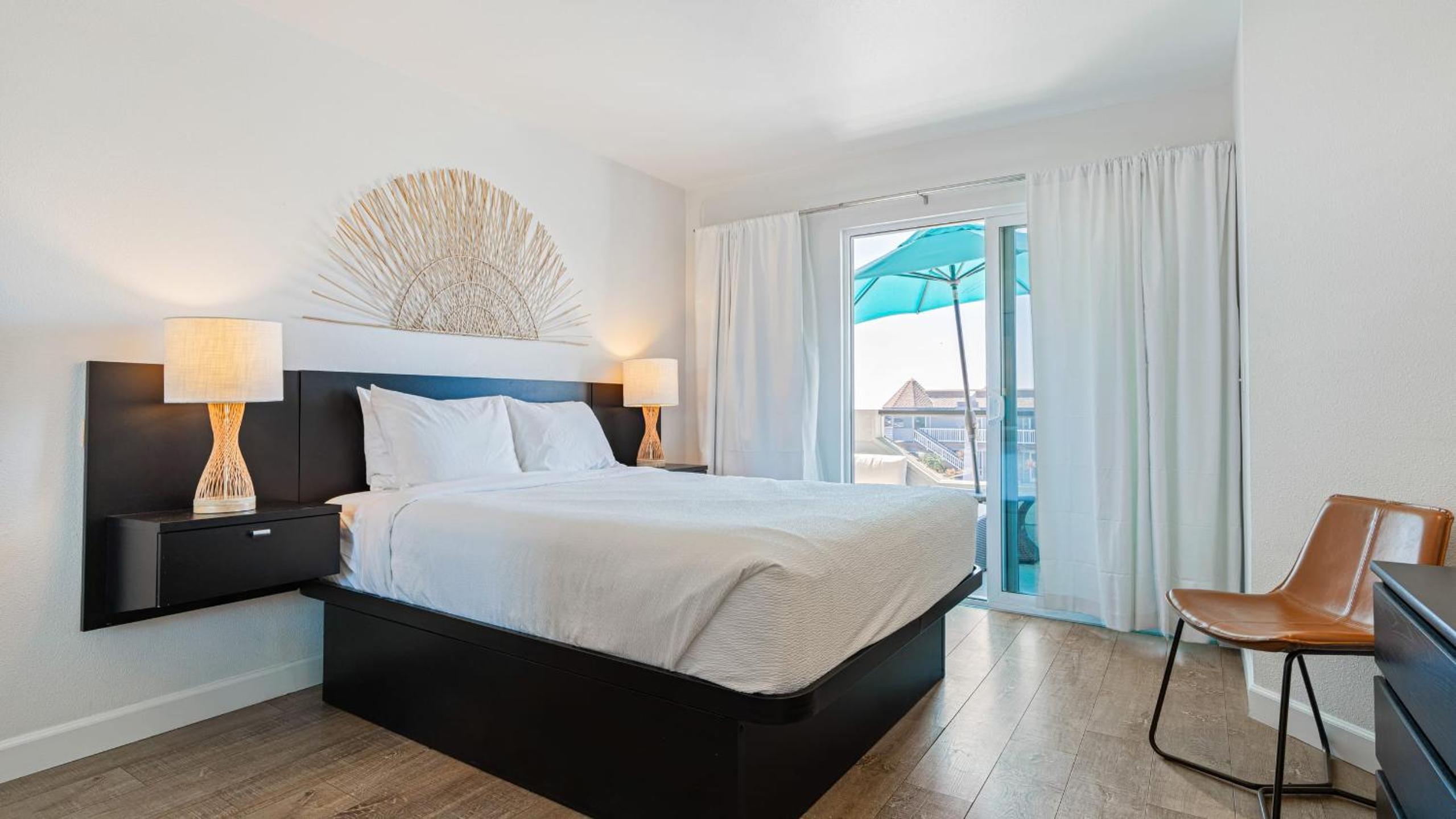2 Cayucan Bungalows Steps to Beach Shared Lounge Sleeps 12