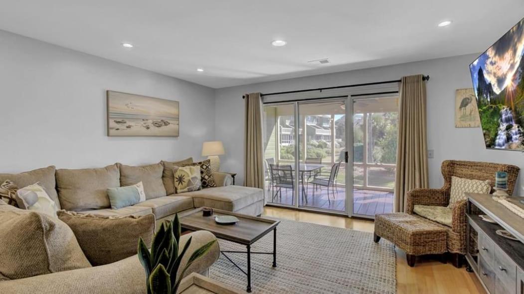 7C Mariners Walk by AvantStay Beautiful Porch Easy Access to Pool Beach