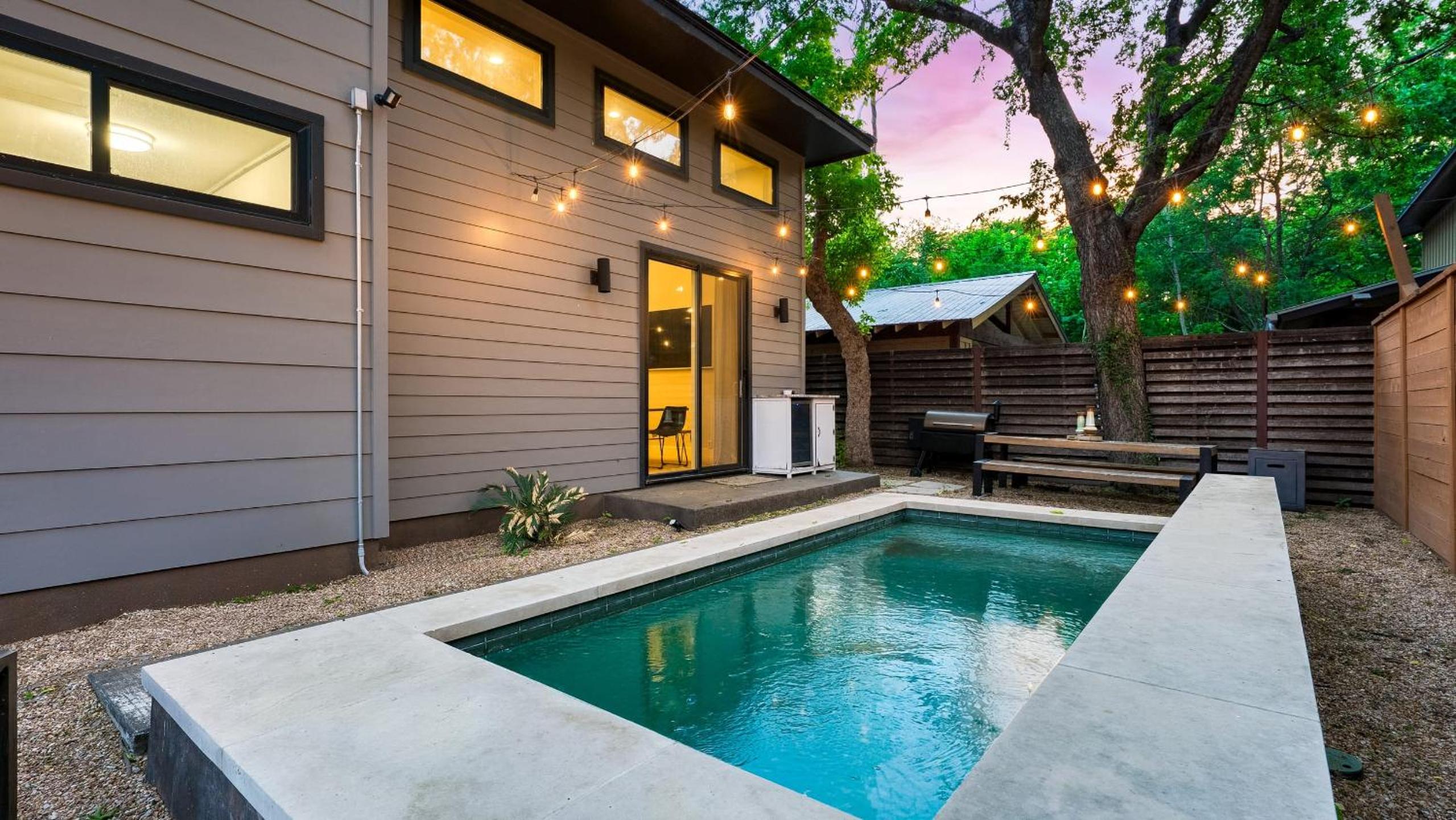Private Pool Firepit Patio Steps to East Austin Dining Music Art Murals
