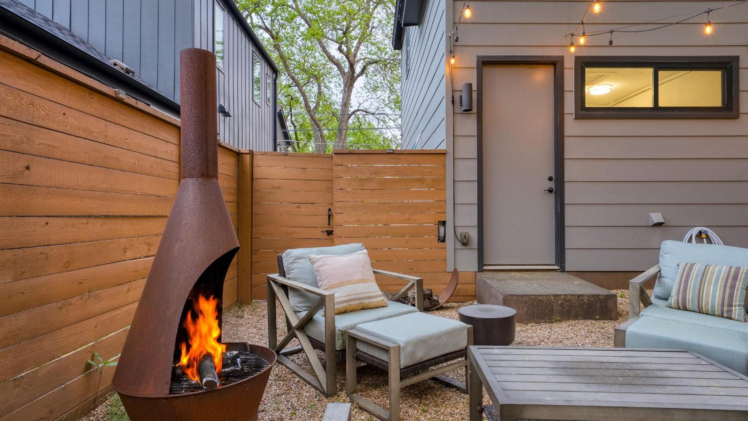 Private Pool Firepit Patio Steps to East Austin Dining Music Art Murals