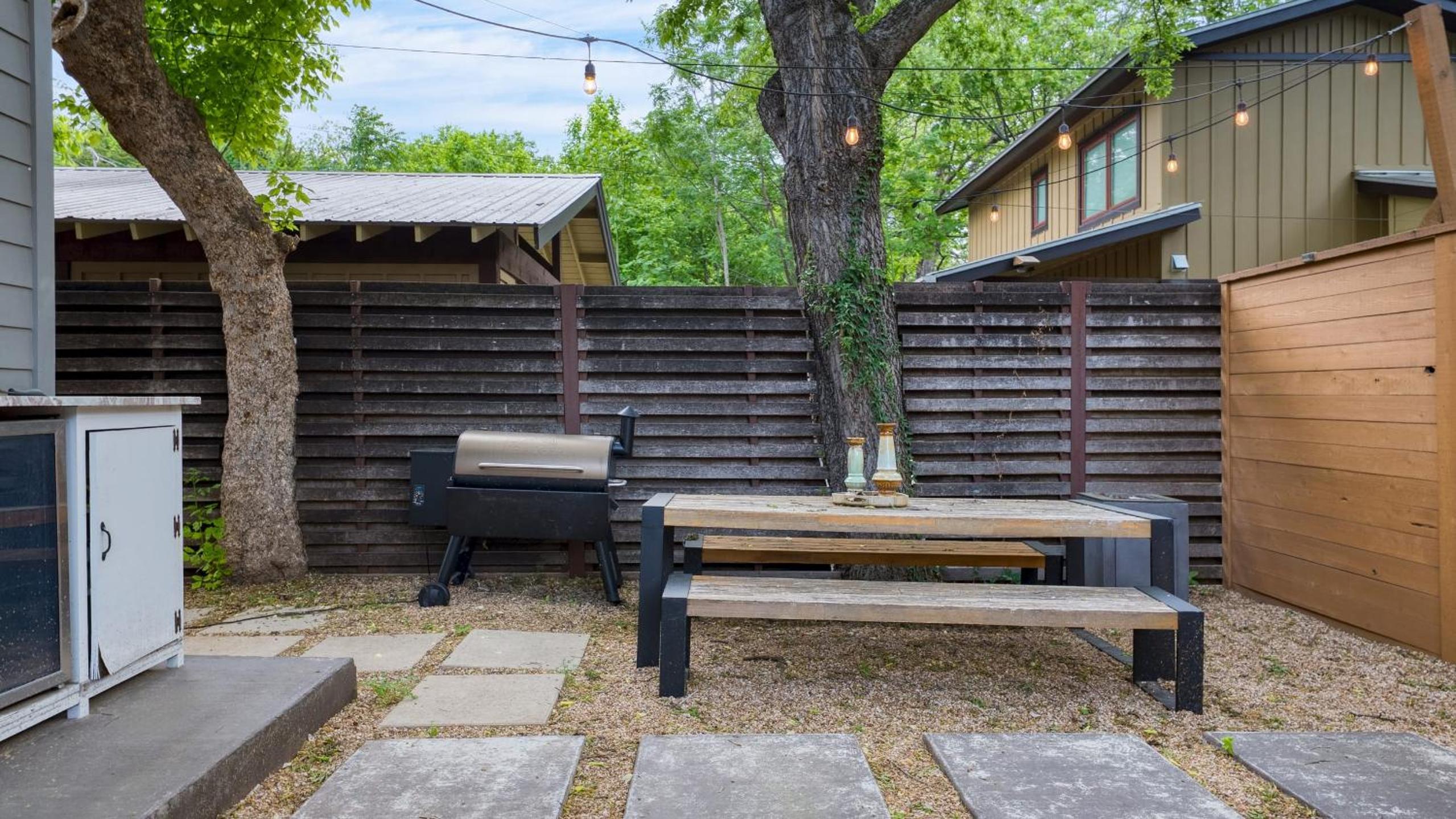 Private Pool Firepit Patio Steps to East Austin Dining Music Art Murals