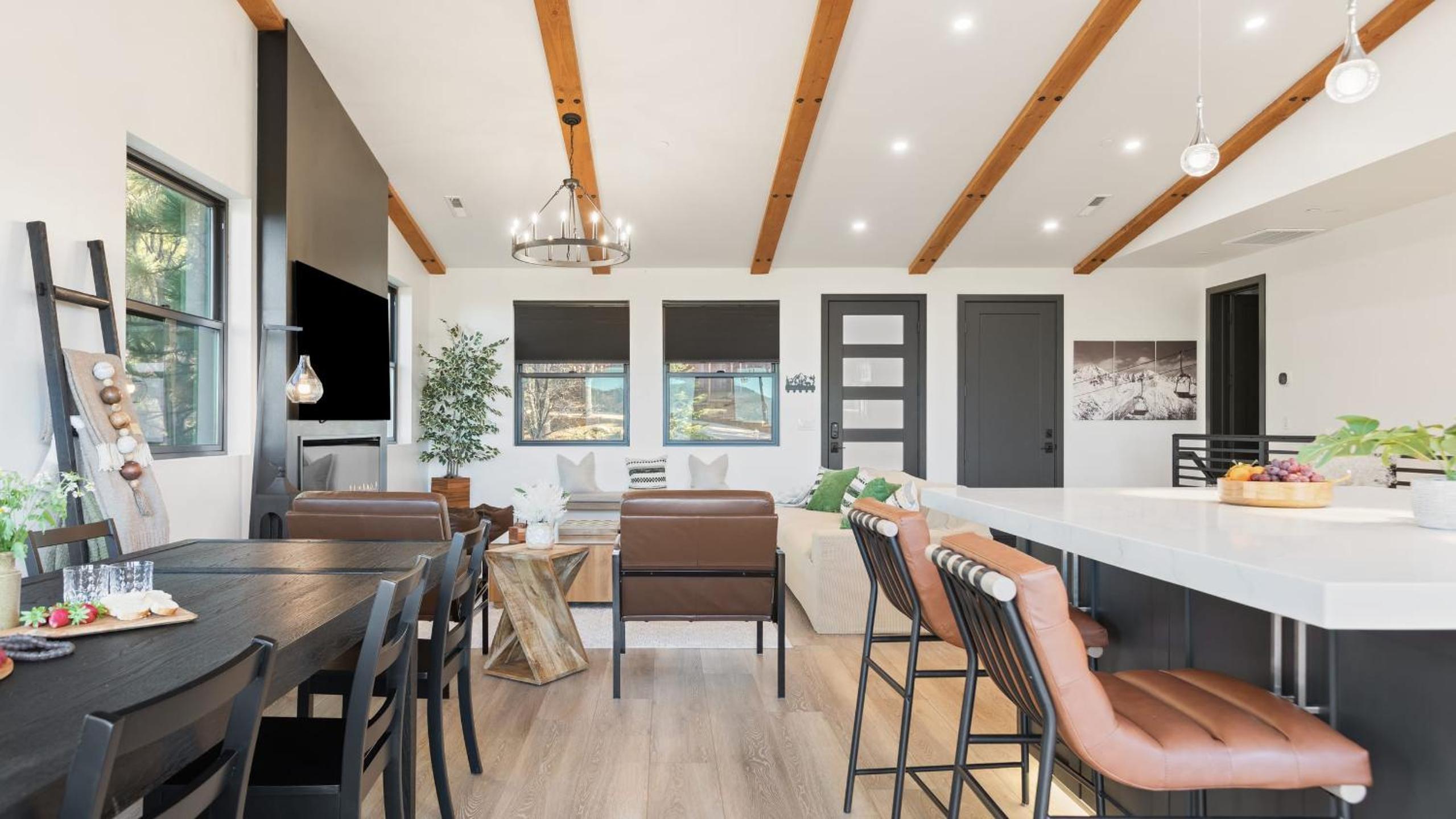 Modern Lodge Near Lake Village Snow Summit Game Room Decks Firepit Views
