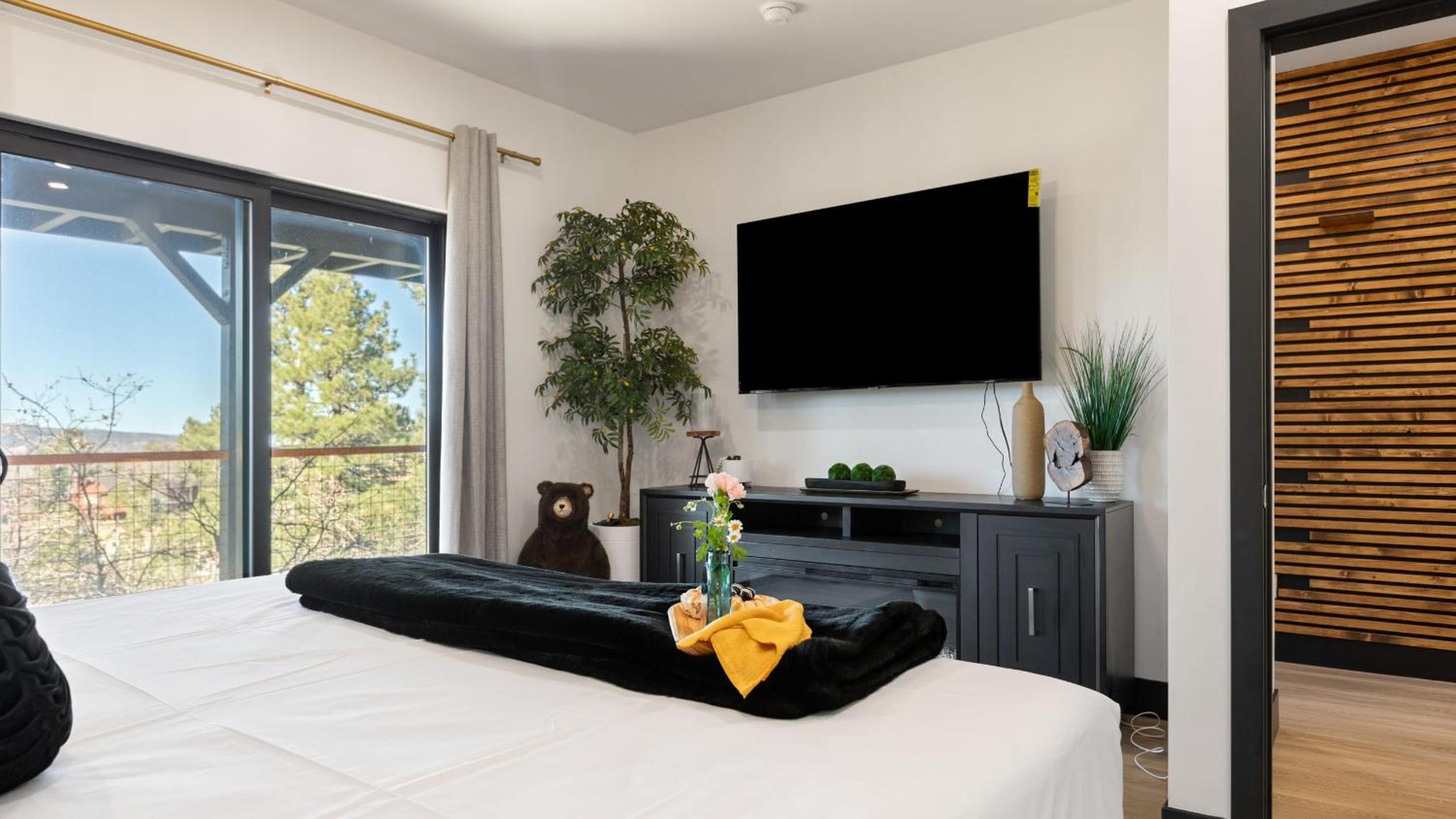 Modern Lodge Near Lake Village Snow Summit Game Room Decks Firepit Views