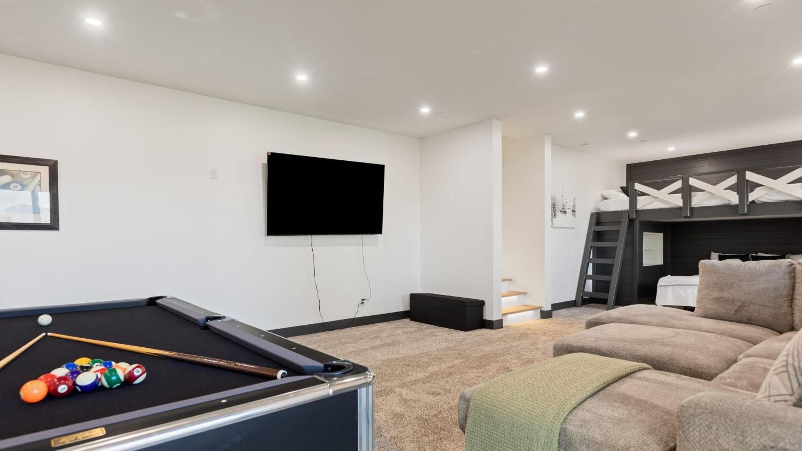 Modern Lodge Near Lake Village Snow Summit Game Room Decks Firepit Views