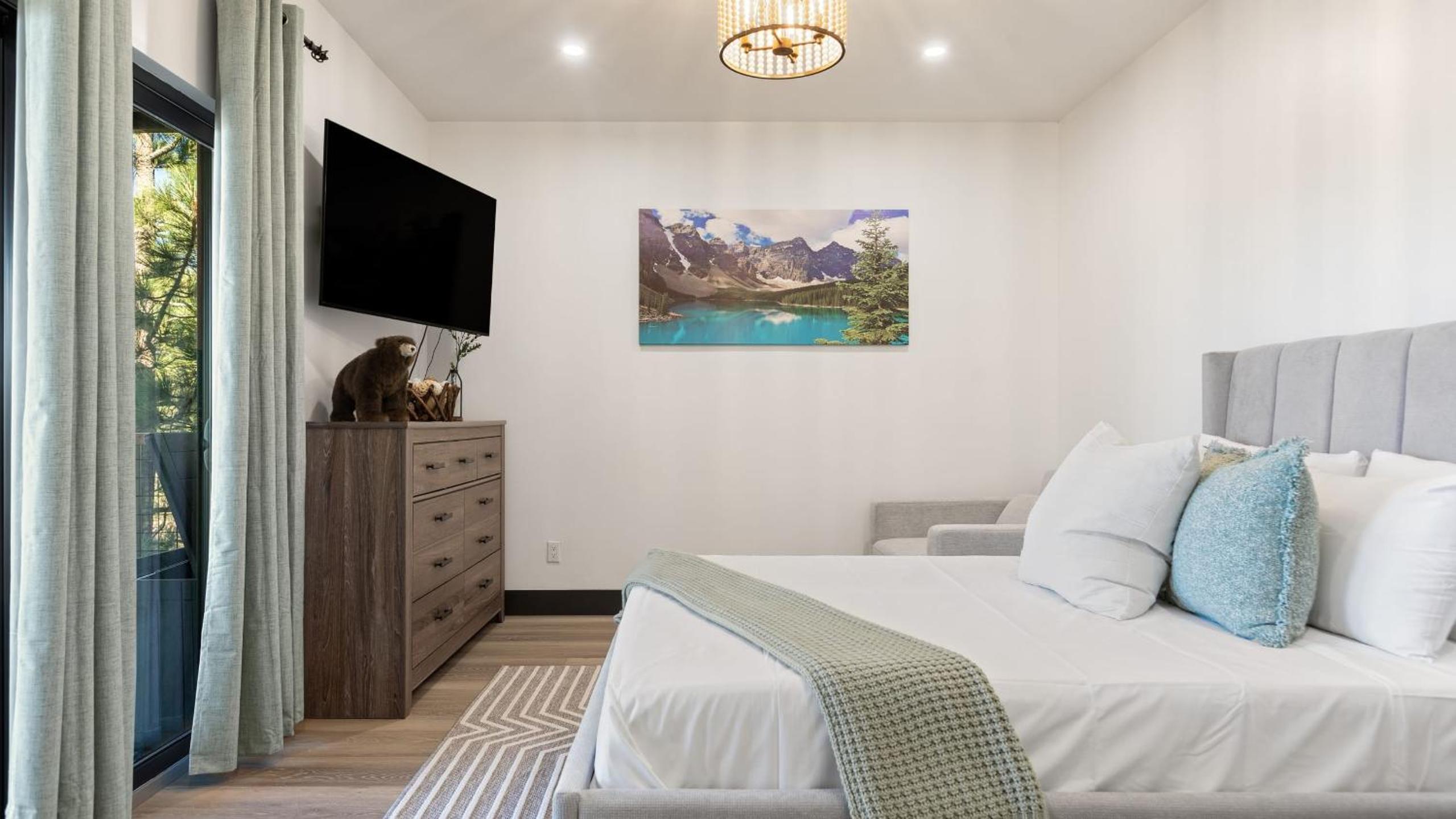 Modern Lodge Near Lake Village Snow Summit Game Room Decks Firepit Views