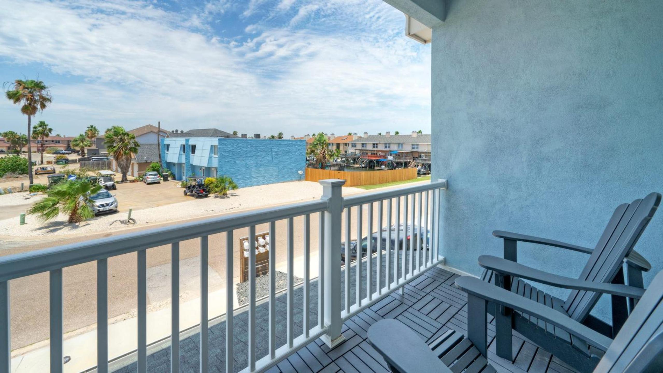 Peaceful Paradise Private Pool Balcony Views 5 Mins to Whitecap Beach