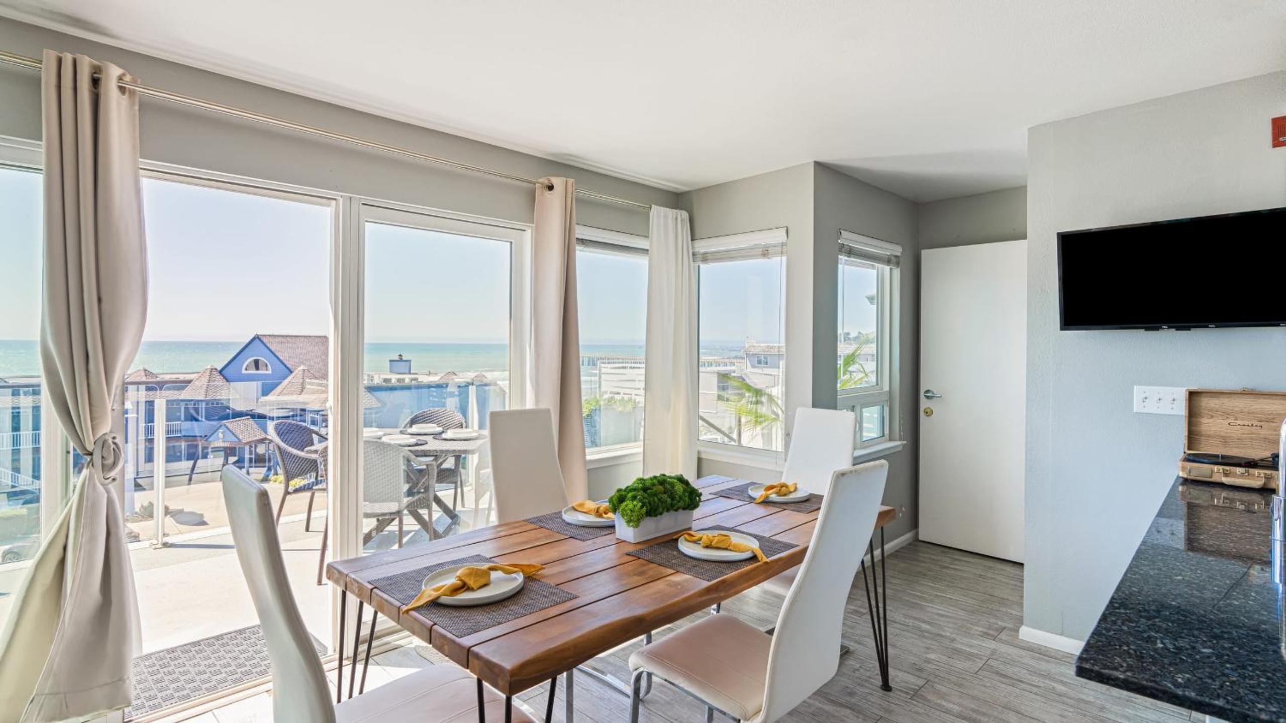 Cayucos Duo 2 Bungalows w Views Lounge Space Pet Friendly