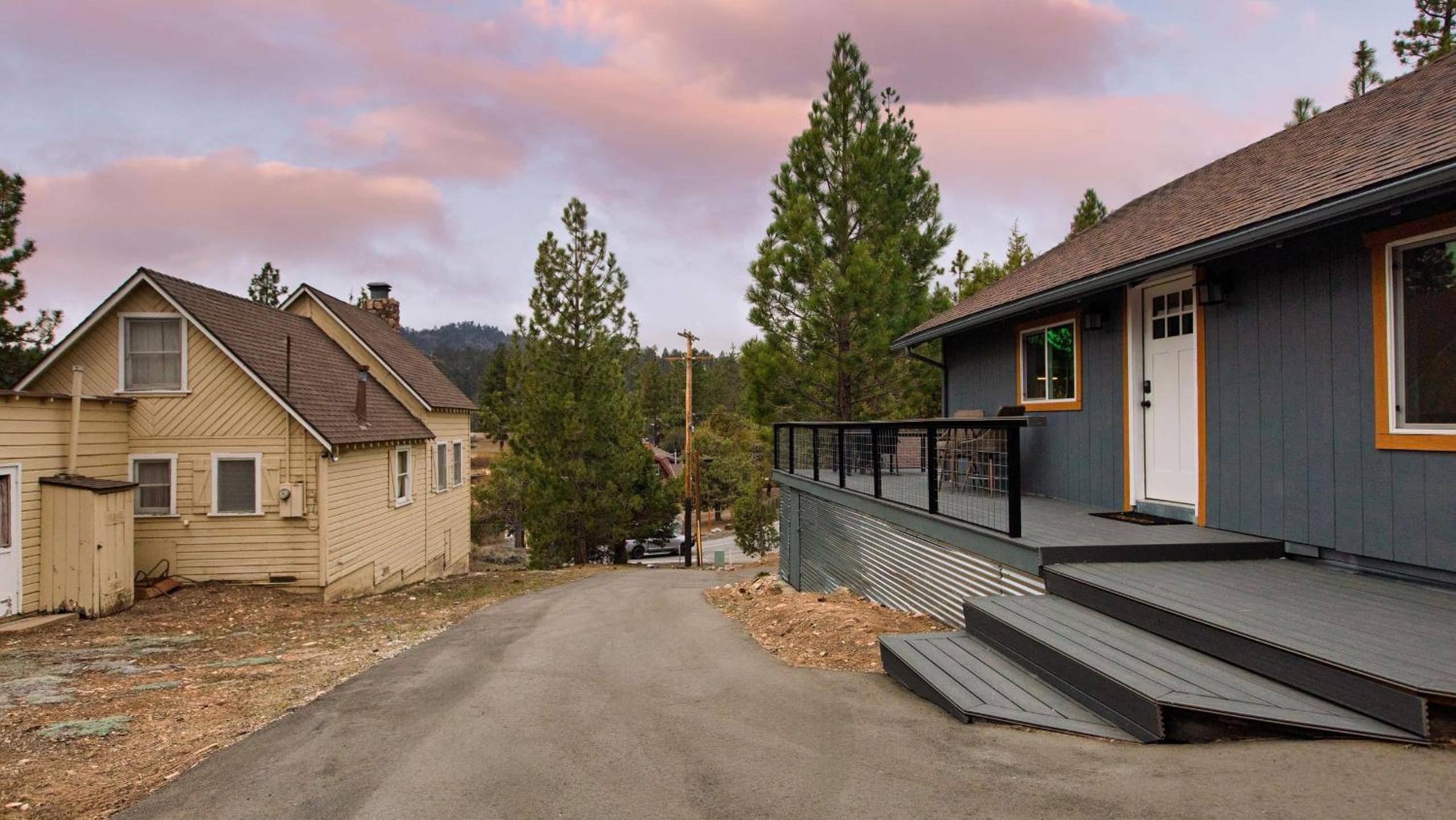 Cozy 2BR Fawnskin Cabin Big Bear Lake Hiking Trails Snow Summit Nearby