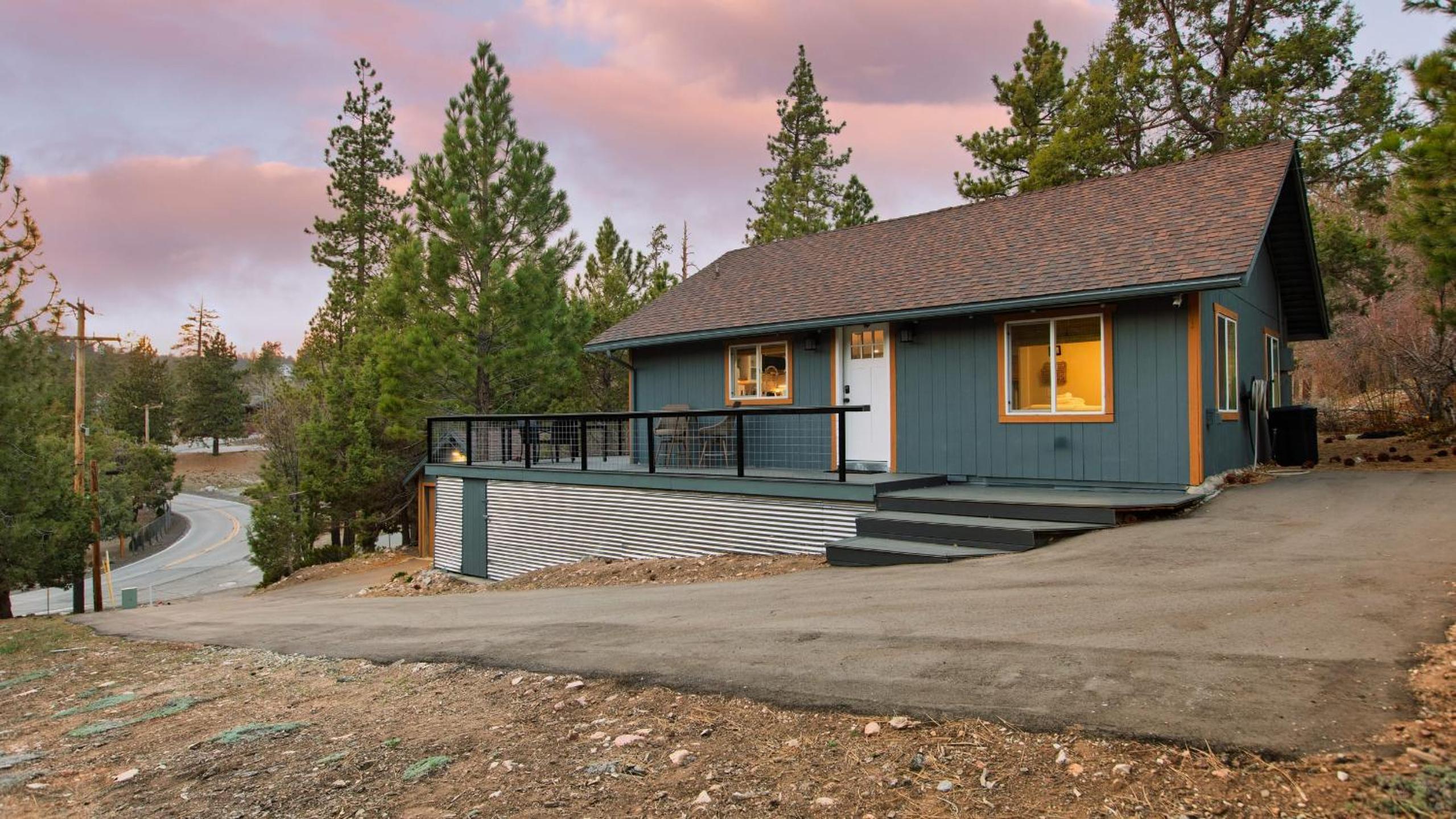 Cozy 2BR Fawnskin Cabin Big Bear Lake Hiking Trails Snow Summit Nearby