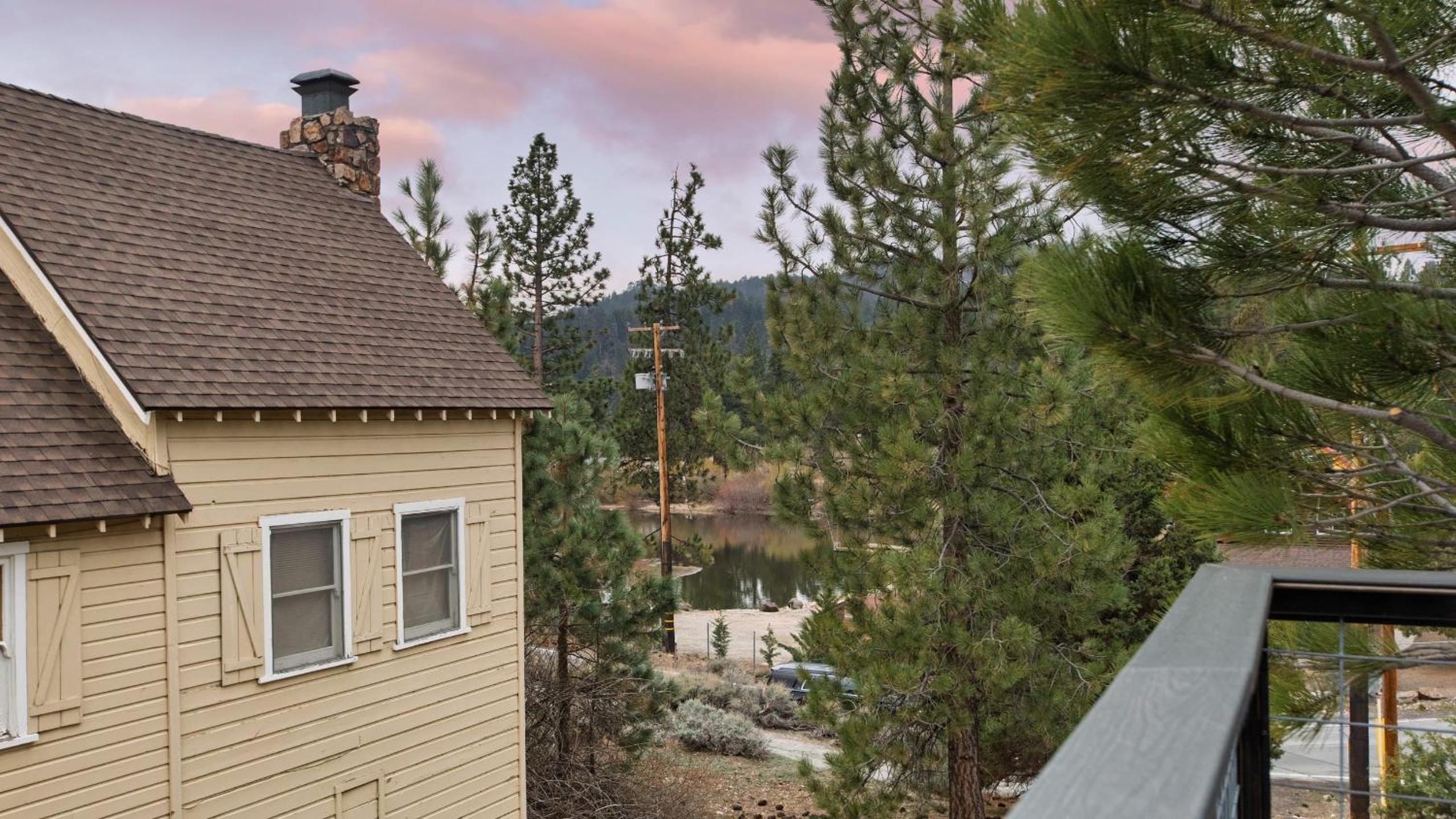 Cozy 2BR Fawnskin Cabin Big Bear Lake Hiking Trails Snow Summit Nearby