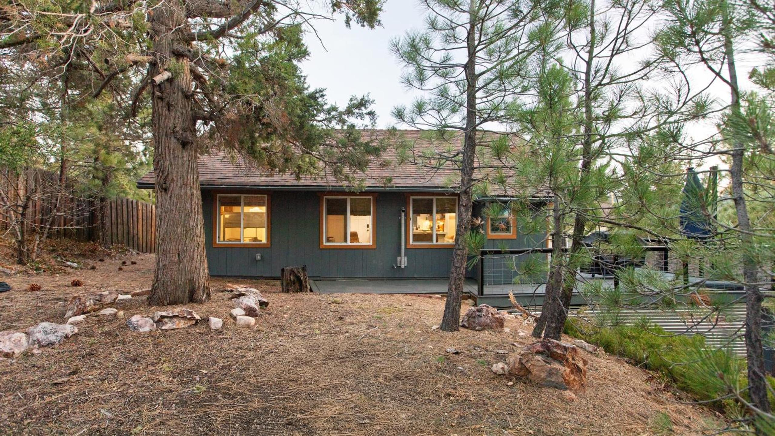 Cozy 2BR Fawnskin Cabin Big Bear Lake Hiking Trails Snow Summit Nearby