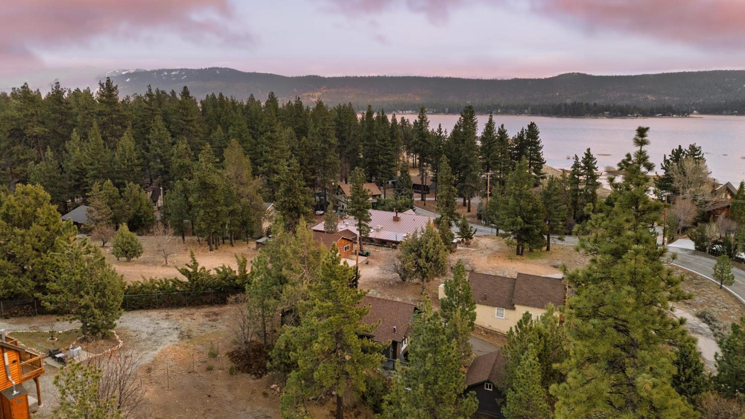 Cozy 2BR Fawnskin Cabin Big Bear Lake Hiking Trails Snow Summit Nearby
