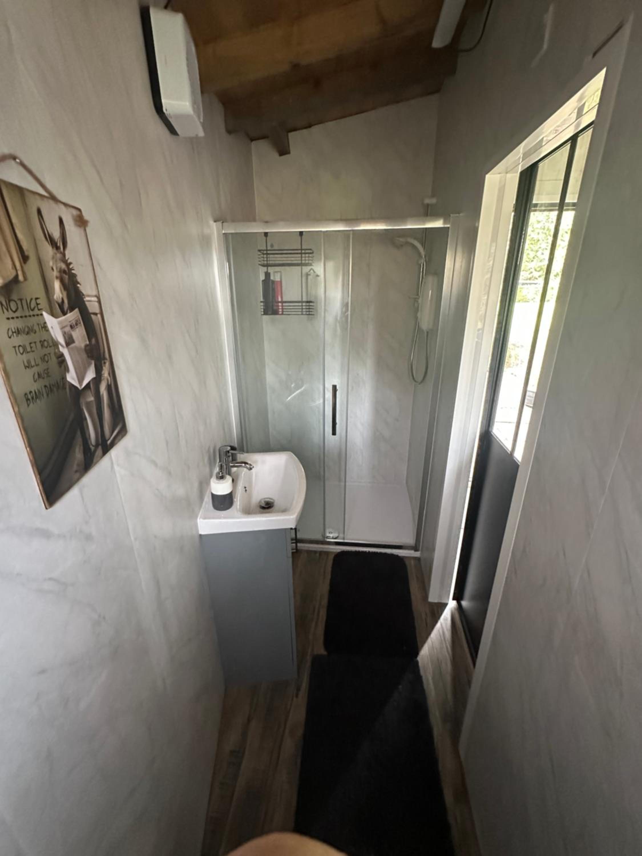 Escape to the Country, Retreat, huge Log Cabin over small river, private hot tub & log burner, WiFi, 65 inch smart TV relax read at Weston Newark, Nottingh