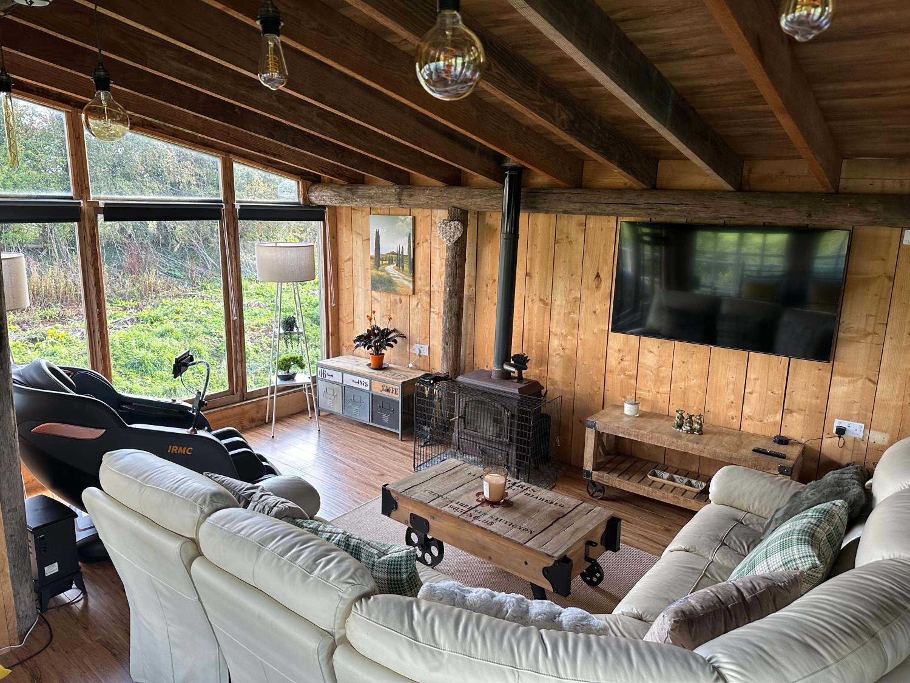 Escape to the Country, Retreat, huge Log Cabin over small river, private hot tub & log burner, WiFi, 65 inch smart TV relax read at Weston Newark, Nottingh