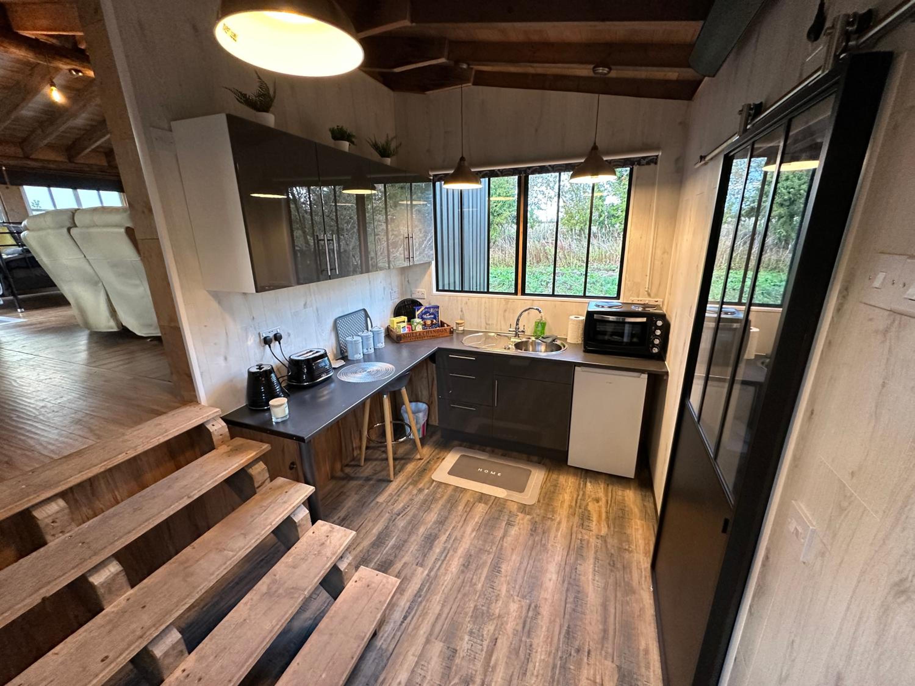 Escape to the Country, Retreat, huge Log Cabin over small river, private hot tub & log burner, WiFi, 65 inch smart TV relax read at Weston Newark, Nottingh