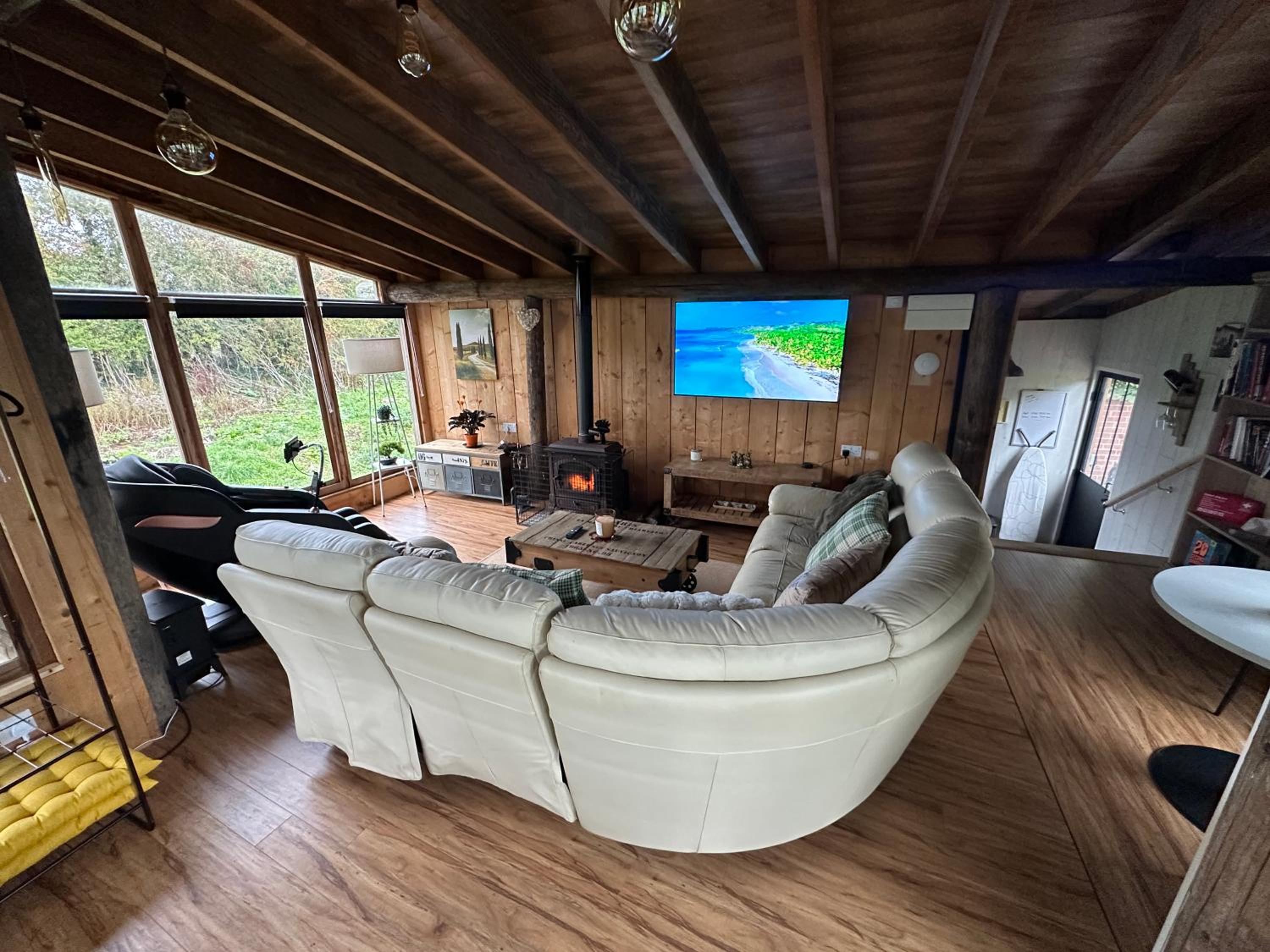 Escape to the Country, Retreat, huge Log Cabin over small river, private hot tub & log burner, WiFi, 65 inch smart TV relax read at Weston Newark, Nottingh