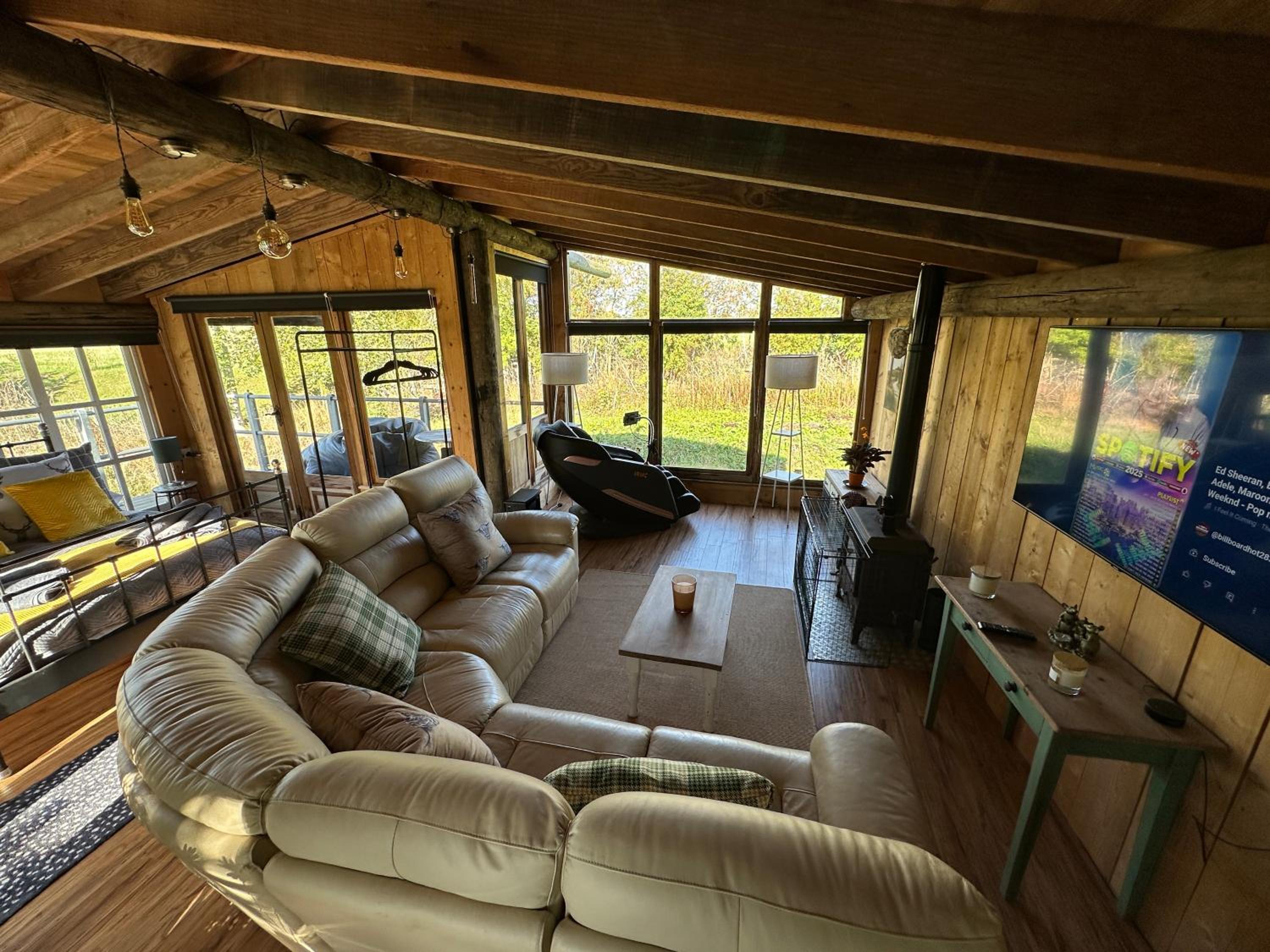 Escape to the Country, Retreat, huge Log Cabin over small river, private hot tub & log burner, WiFi, 65 inch smart TV relax read at Weston Newark, Nottingh