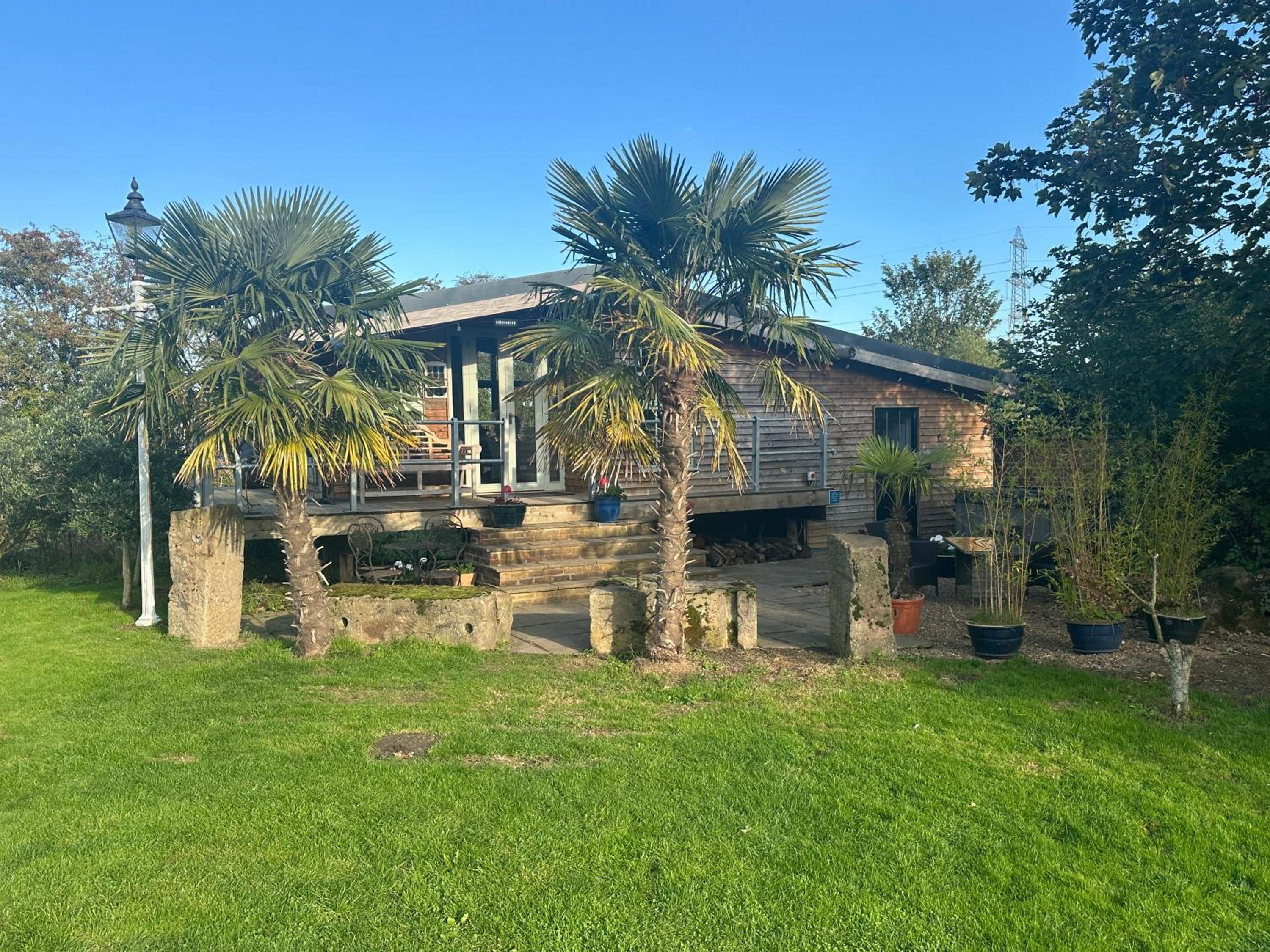 Escape to the Country, Retreat, huge Log Cabin over small river, private hot tub & log burner, WiFi, 65 inch smart TV relax read at Weston Newark, Nottingh