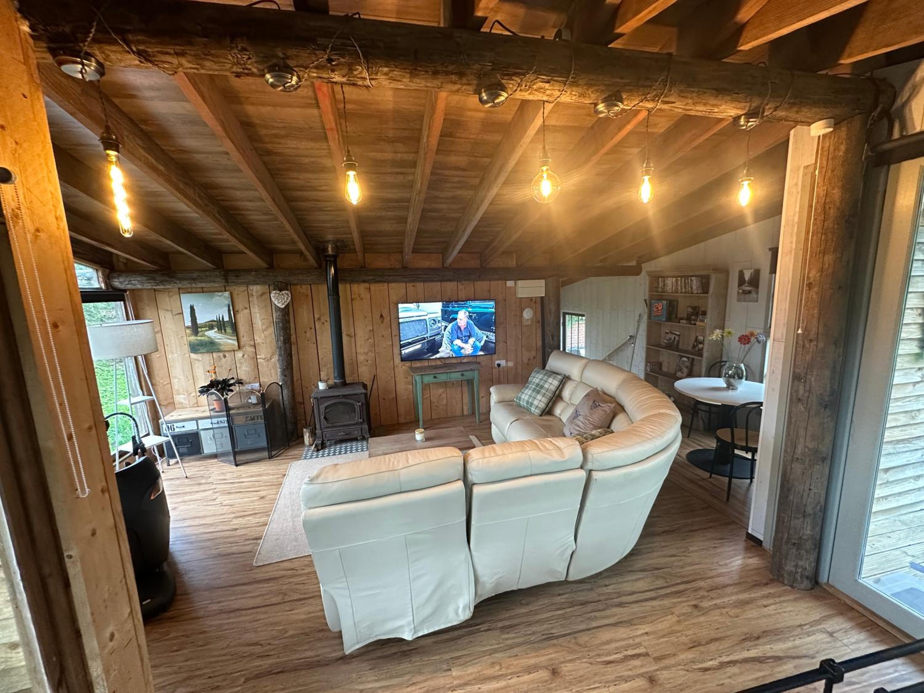 Escape to the Country, Retreat, huge Log Cabin over small river, private hot tub & log burner, WiFi, 65 inch smart TV relax read at Weston Newark, Nottingh