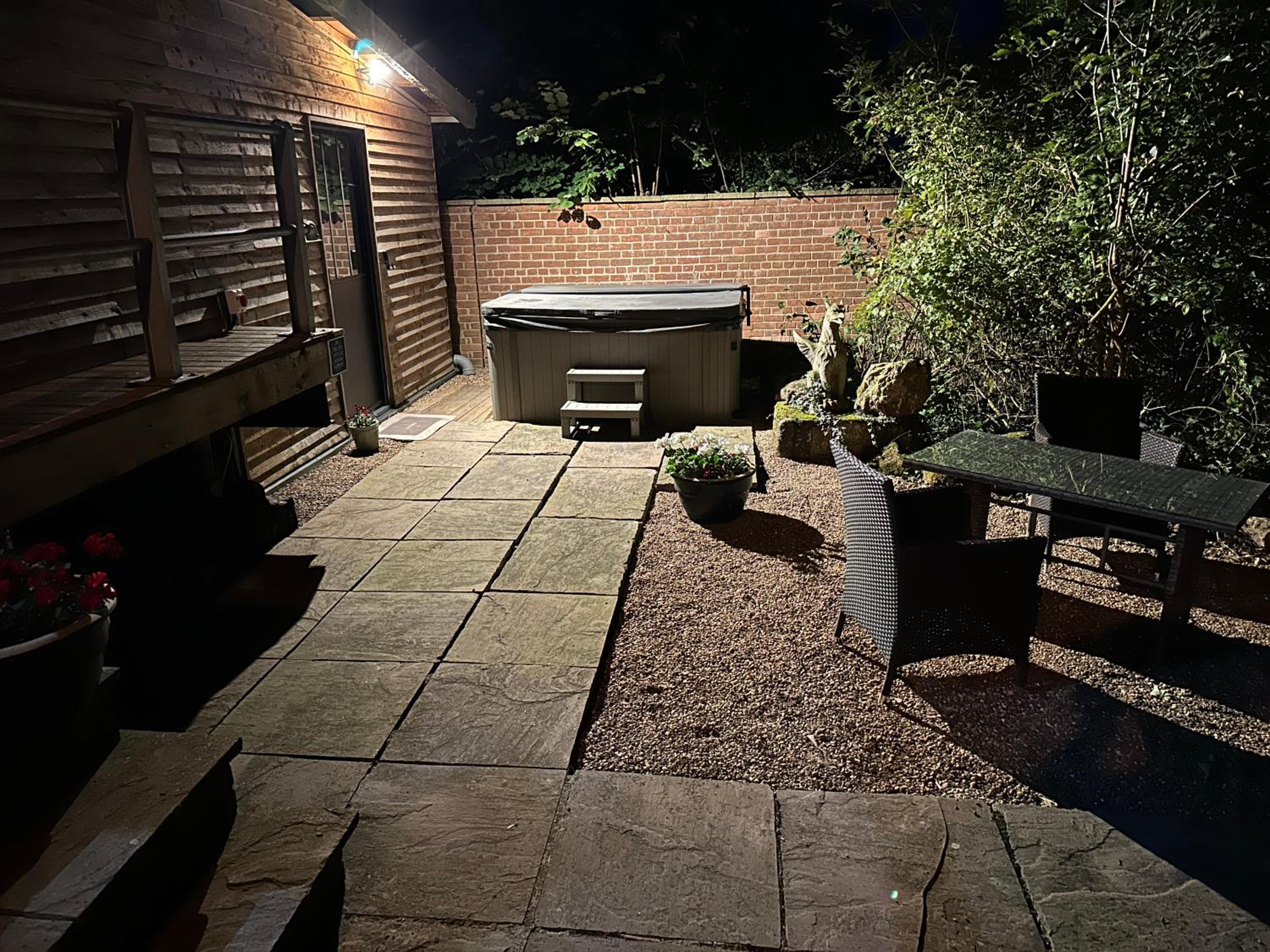 Escape to the Country, Retreat, huge Log Cabin over small river, private hot tub & log burner, WiFi, 65 inch smart TV relax read at Weston Newark, Nottingh