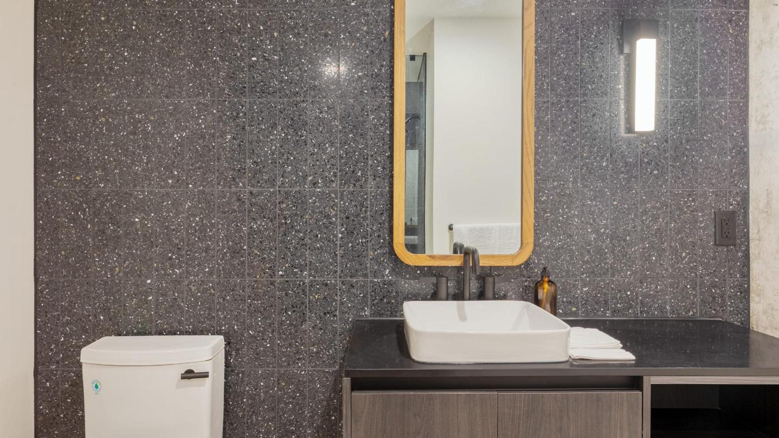 New Austin High Rise w Luxe Amenities Rooftop Pool Gym Yoga Studio More
